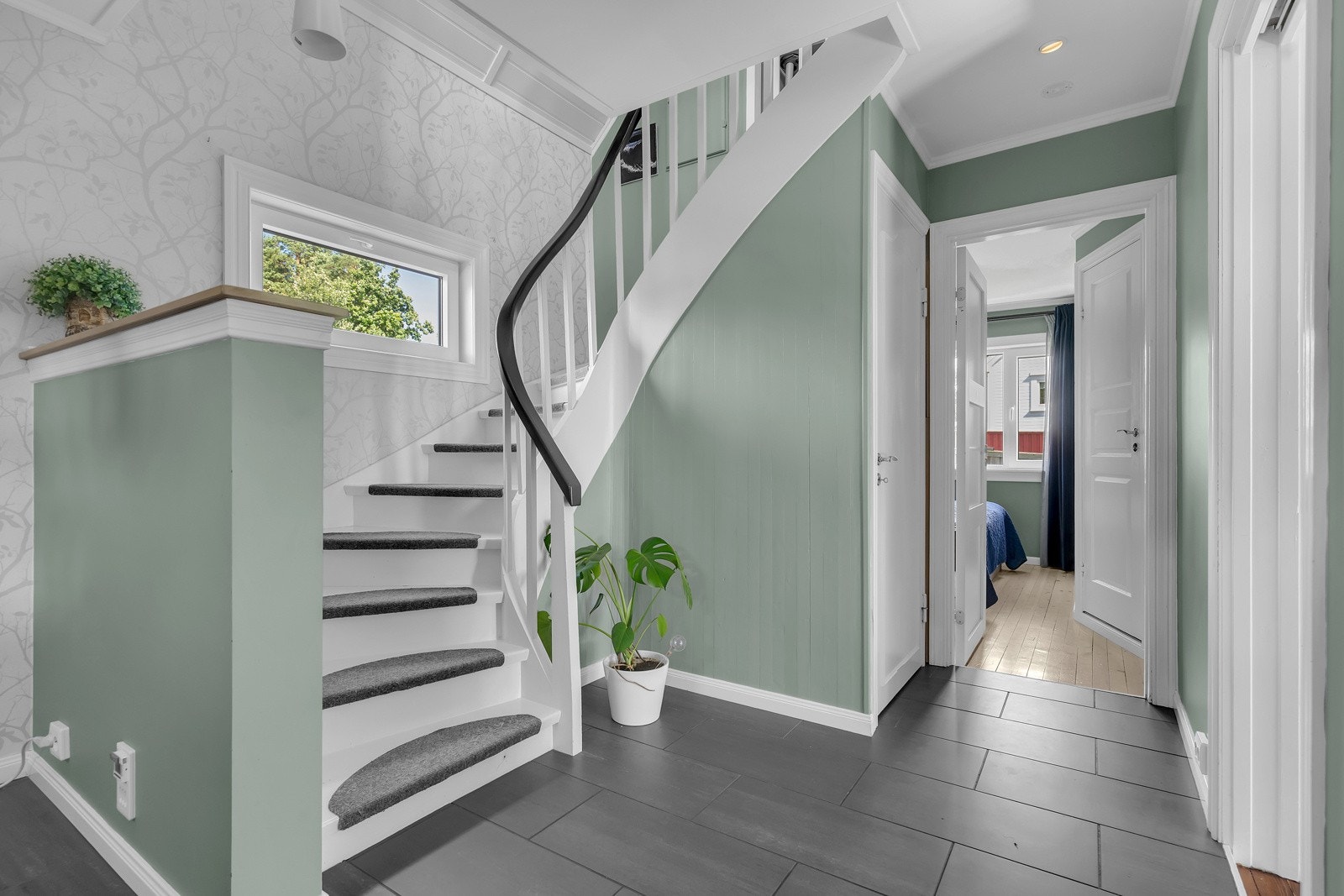 Fra gang mot soverom. Galleribilde