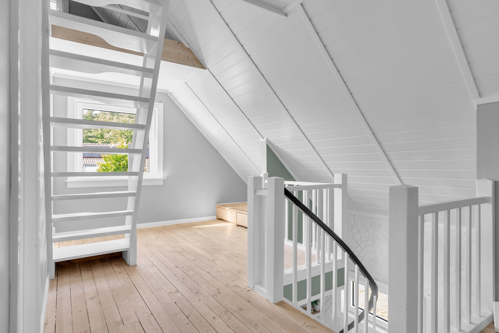 På loft er det trapp opp til øverloft som i dag fungerer som en hems. Galleribilde