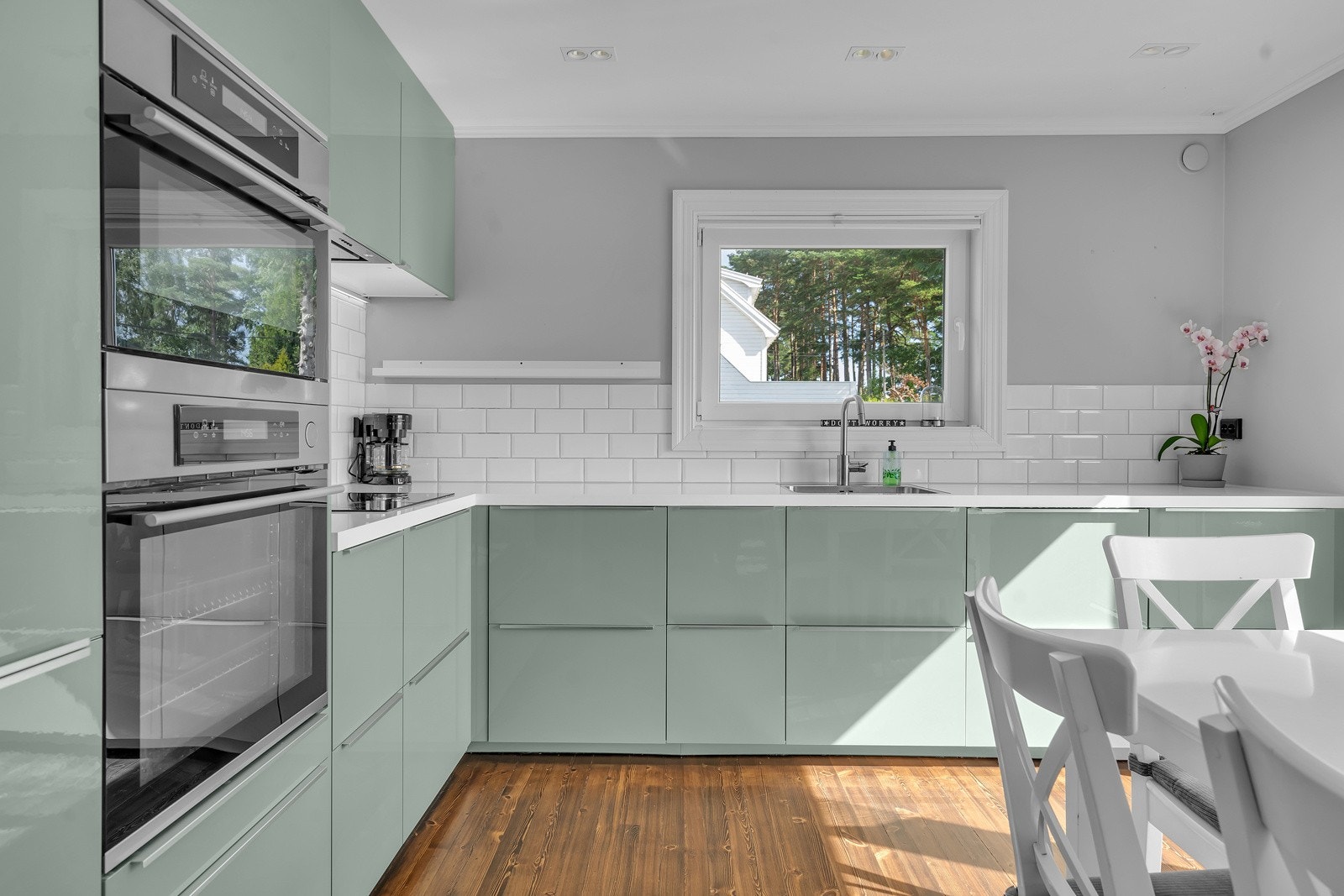 Stort kjøkken i fresh farge med integrerte hvitevarer. Galleribilde