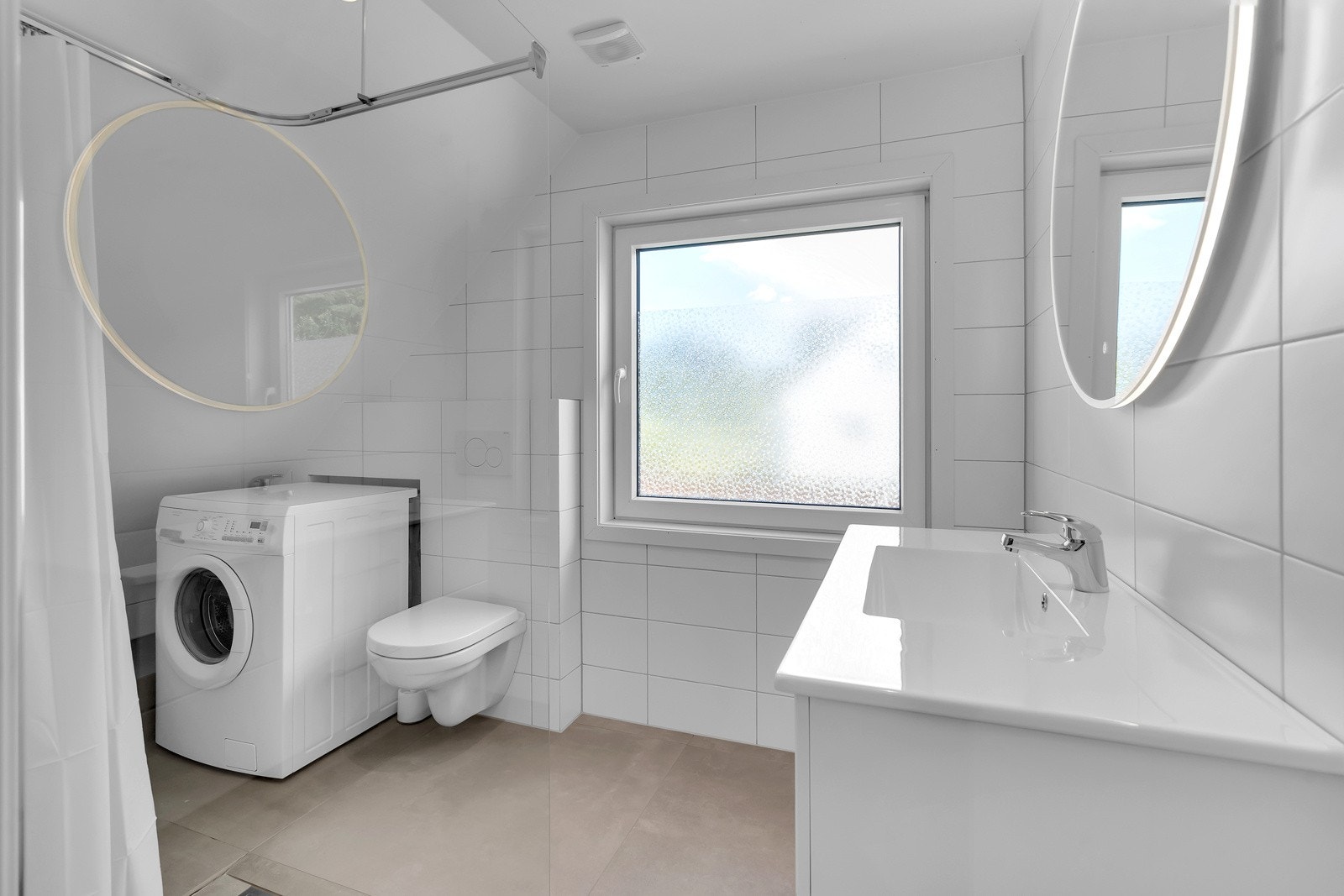 Bad på loftetasje med opplegg for vaskemaskin, dusj, wc og servantskap. Galleribilde