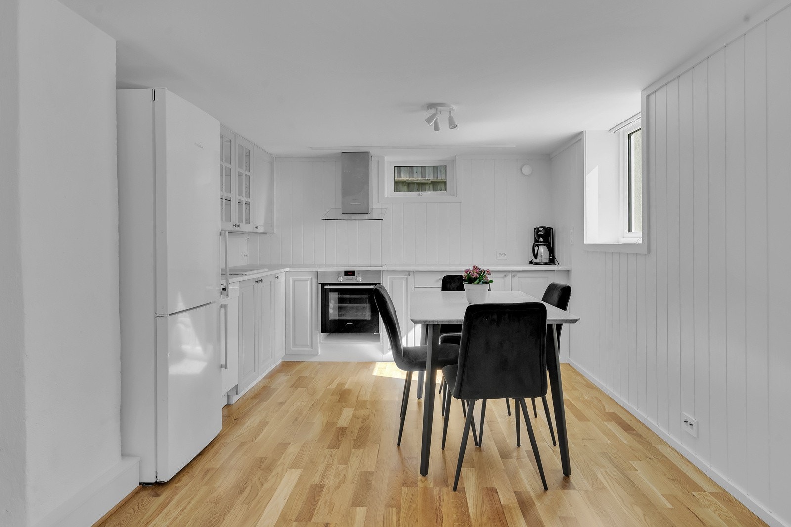 Det er egen inngang til underetasjen og nylig renovert. Galleribilde