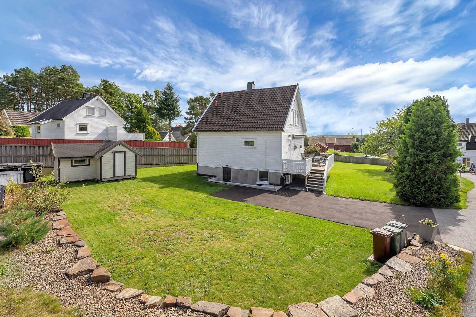 Eneboligen har stort plen i bakkant av huset. Galleribilde