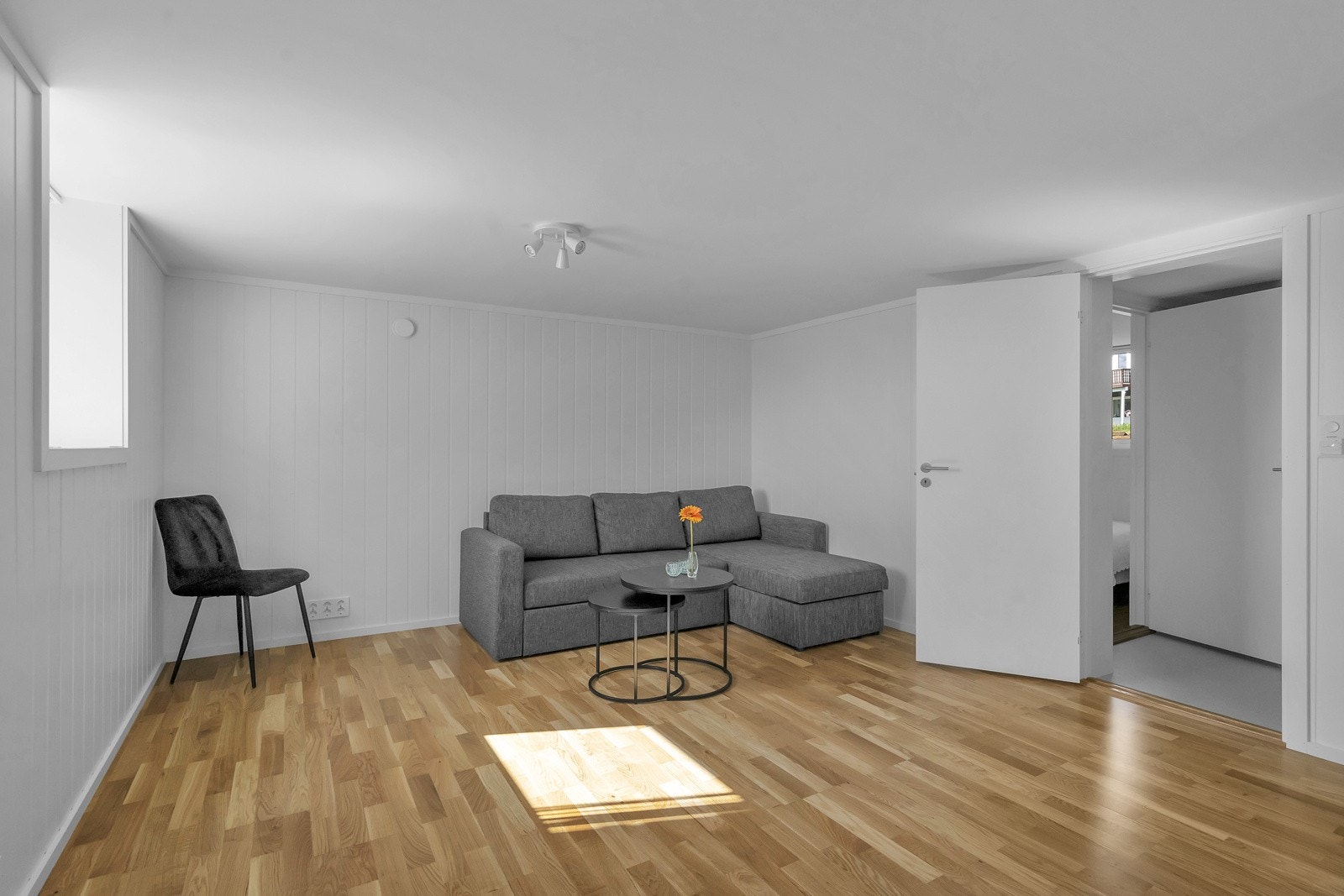 Romslig stue med god plass til møblement. Galleribilde