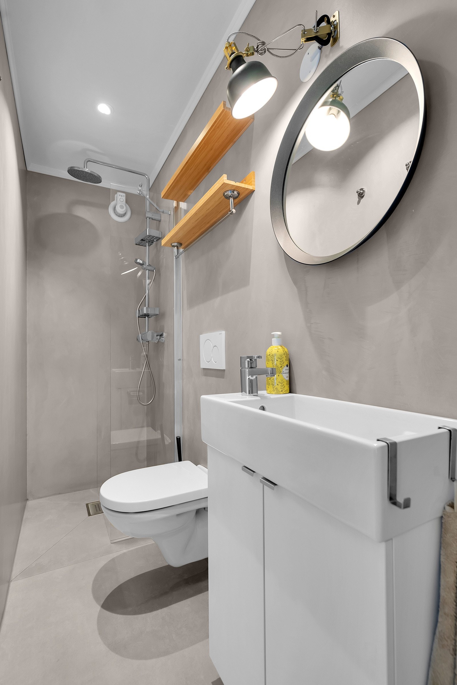 Pent bad med fliser i 1. etg. med toalett, dusj og servantskap. Galleribilde