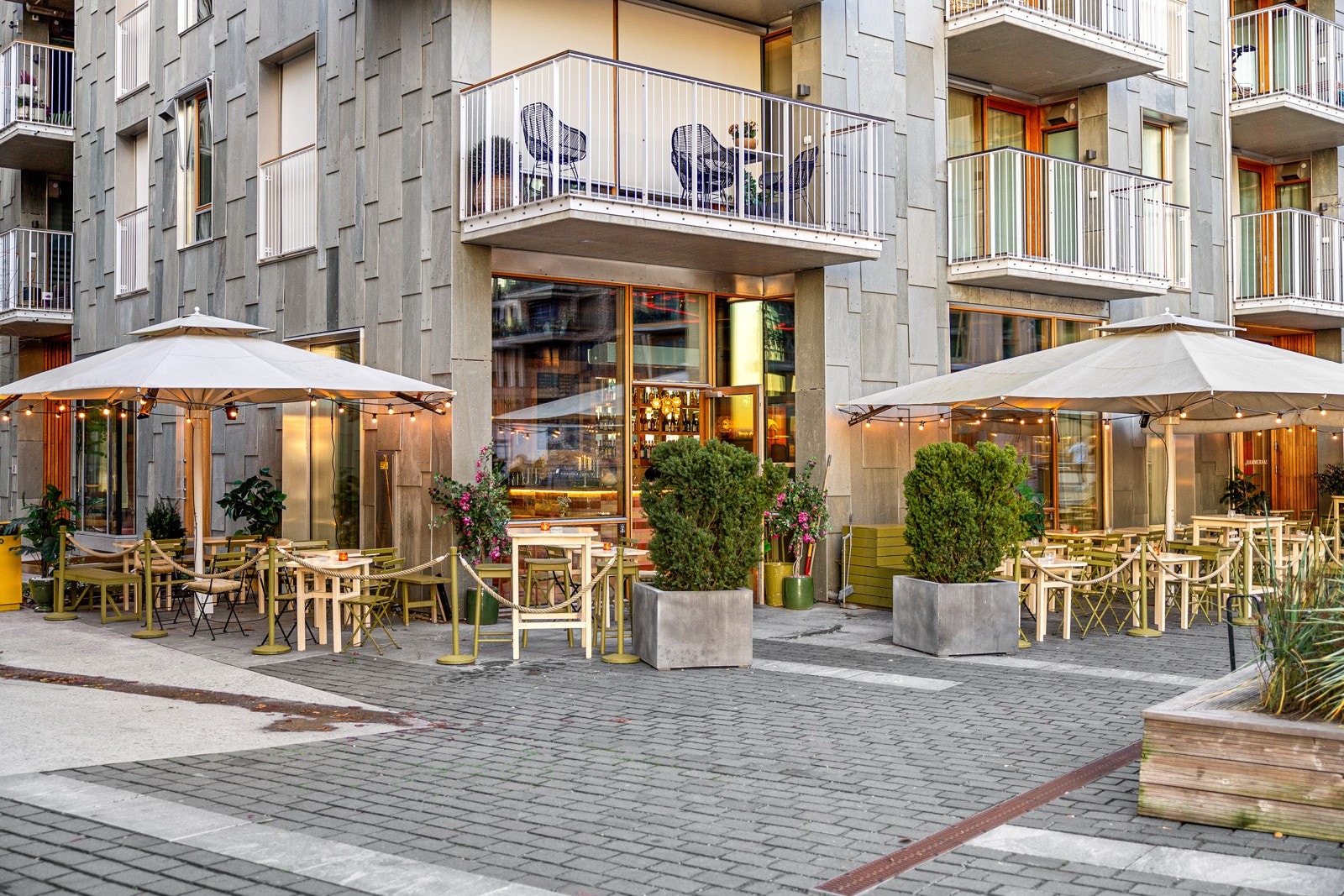 Ta heisen ned på bakkeplan, og du har umiddelbar nærhet til sjøen, eksklusive restauranter, kafeer og moderne arkitektur midt i Bjørvika. Galleribilde
