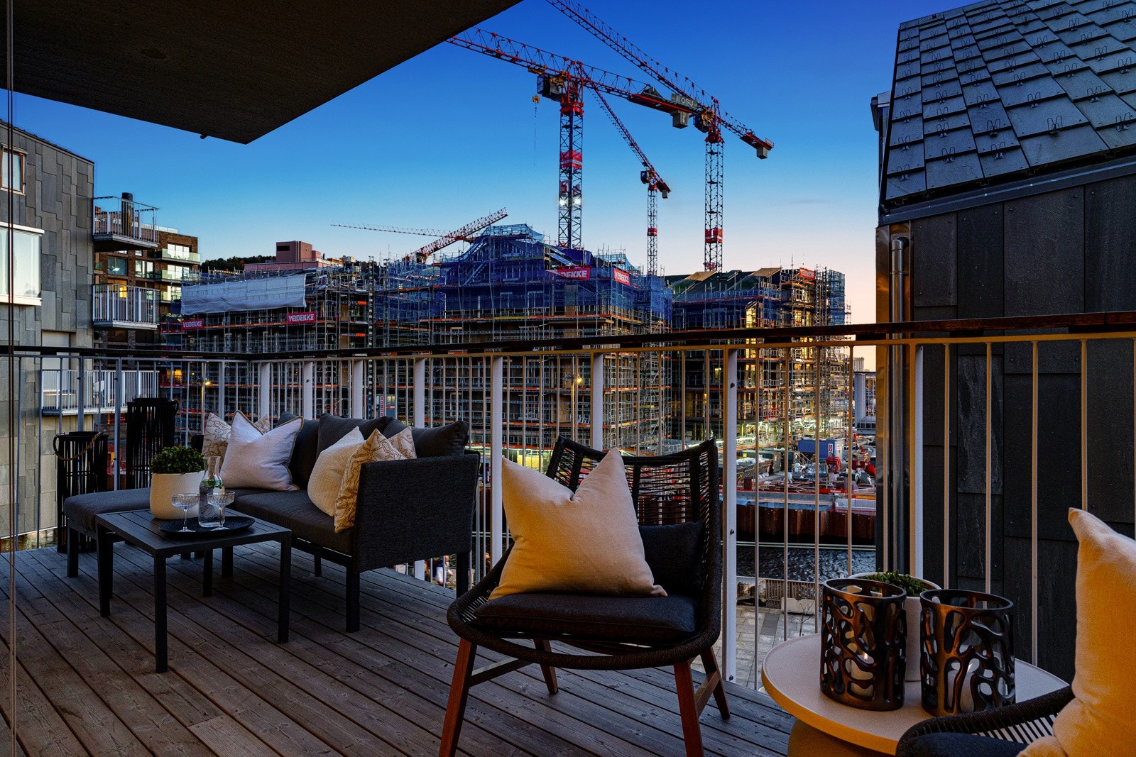 Kveldsstemning på balkongen. Galleribilde