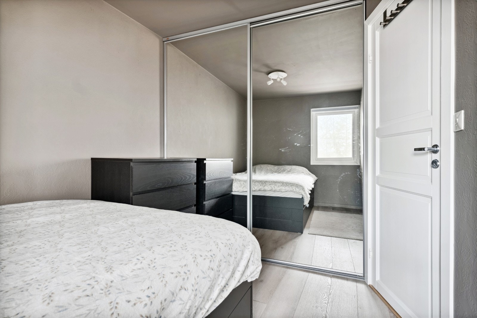 Stor skyvedørsgarderobe med speilfronter. Galleribilde