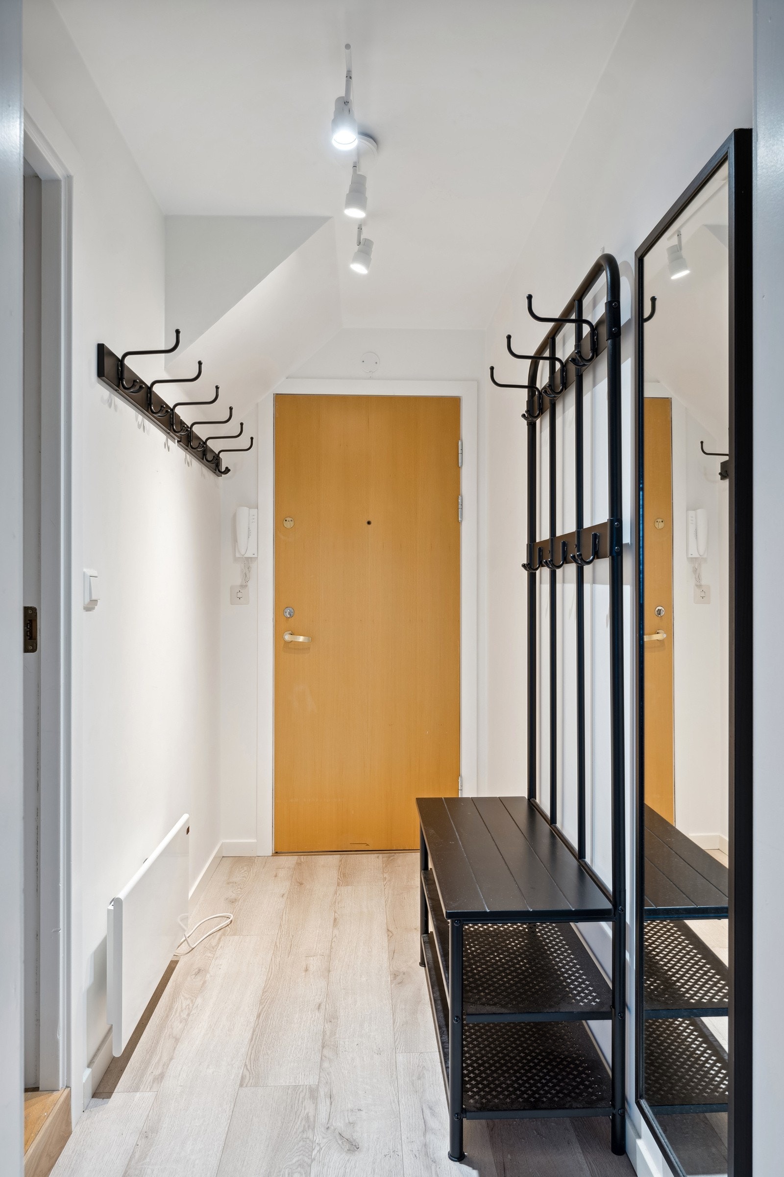 Praktisk og fin entre med gode oppbevaringsmuligheter av yttertøy og sko. Galleribilde