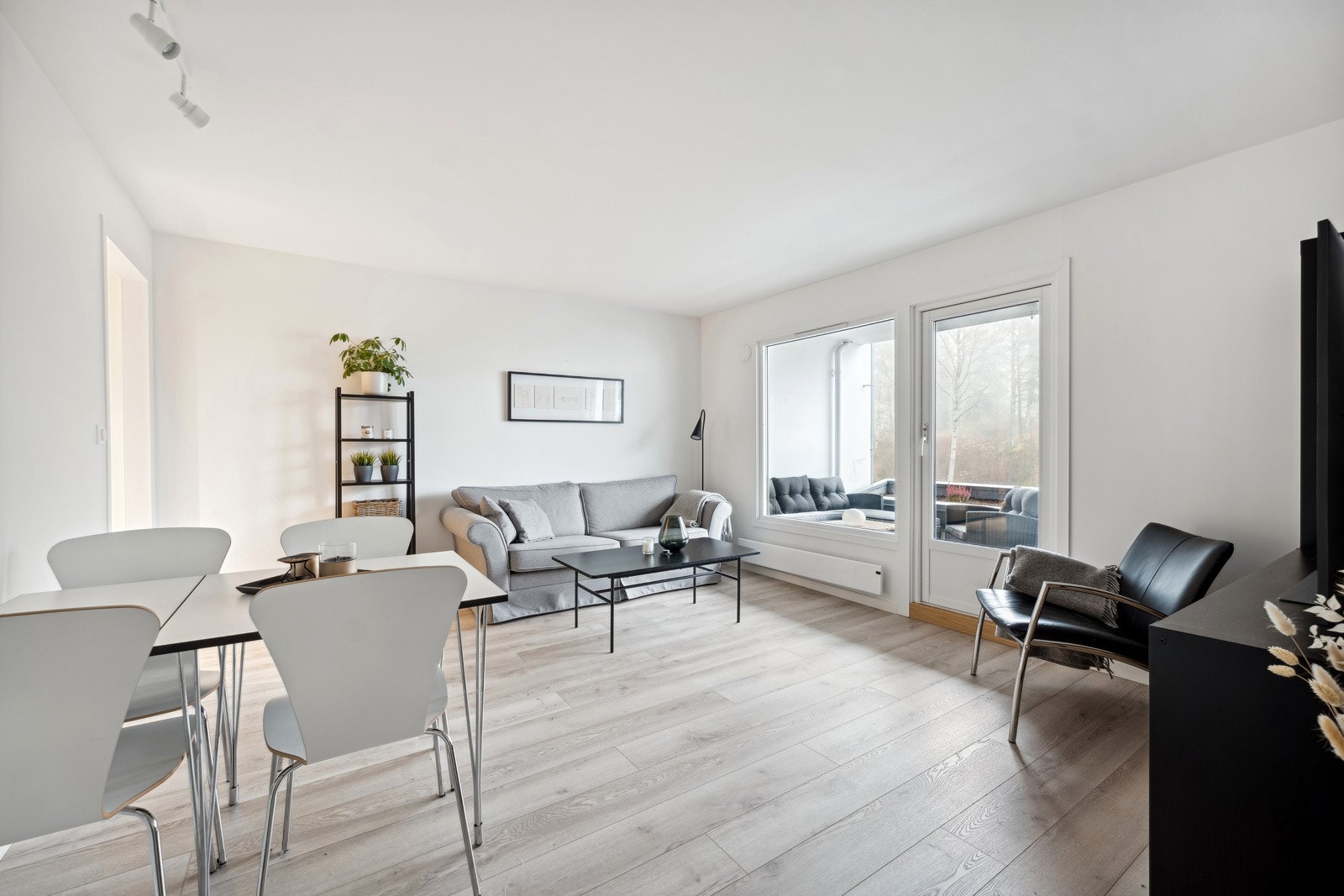 Stuen innehar store vindusflater som slipper inn mye naturlig lys. Galleribilde