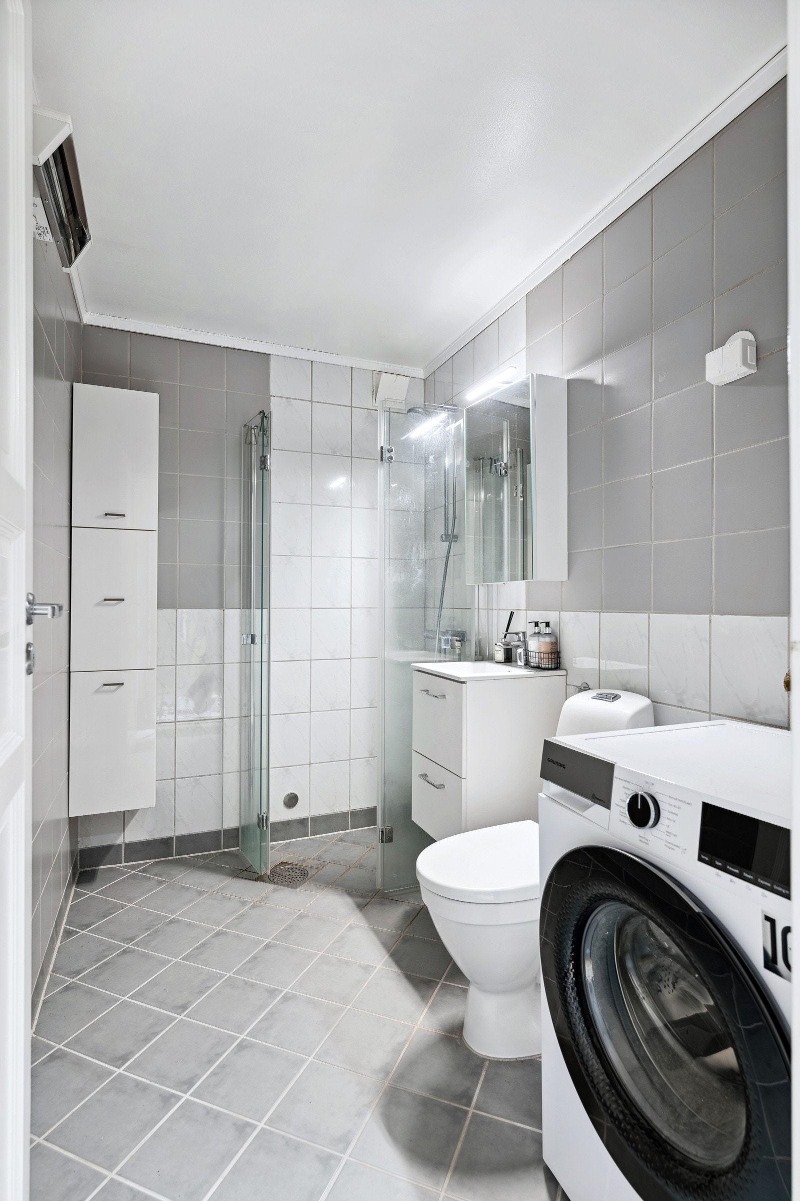 Det er i tillegg gulvvarme og opplegg for vaskemaskin på badet. Galleribilde