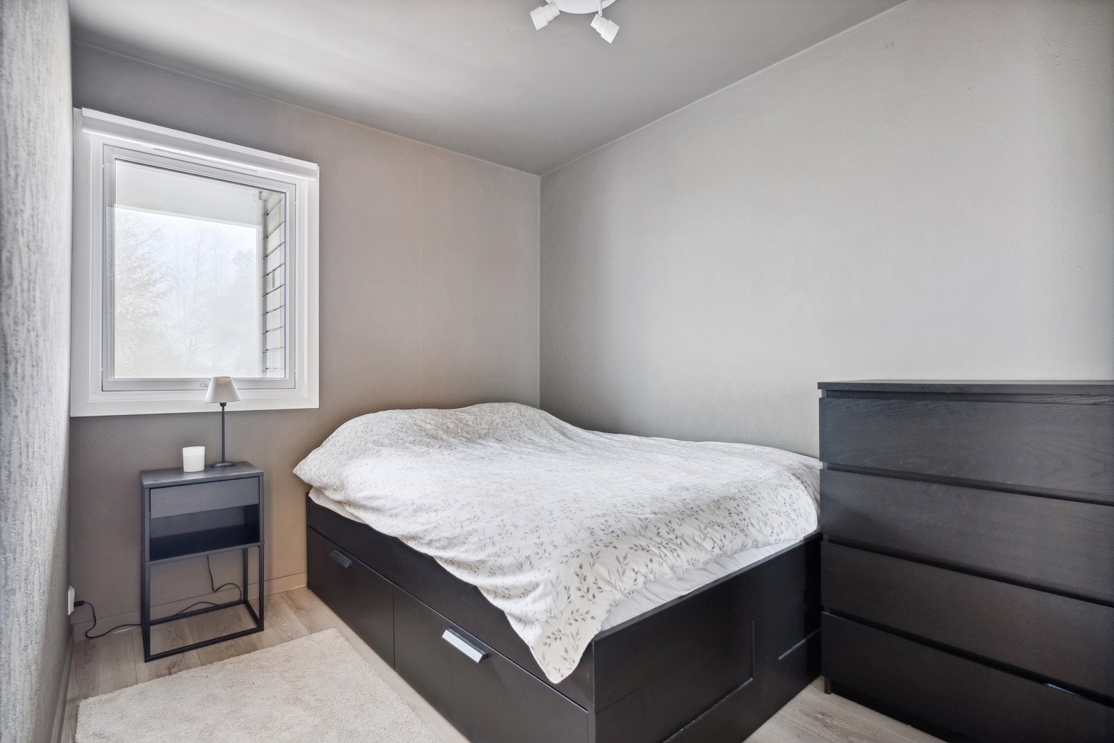 Romslig og lyst soverom med god plass til stor seng. Galleribilde