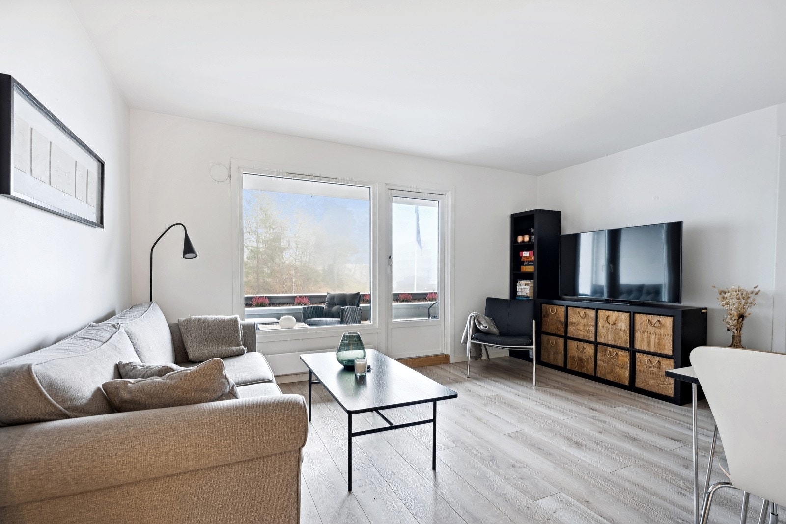 Fin stue med god plass til både salong- og spisegruppe. Galleribilde