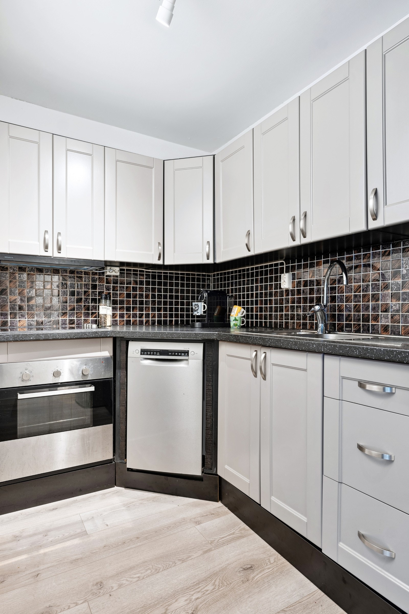 Det er godt med skap- og benkeplass på kjøkkenet. Galleribilde