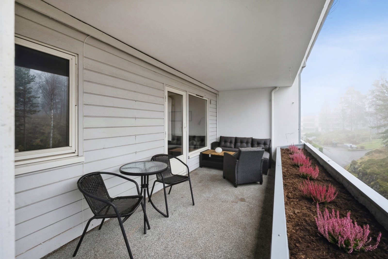 Fra stuen er det utgang til sørvendt, innglasset balkong hvor man virkelig kan nyte varme og fine sommerkvelder. Galleribilde