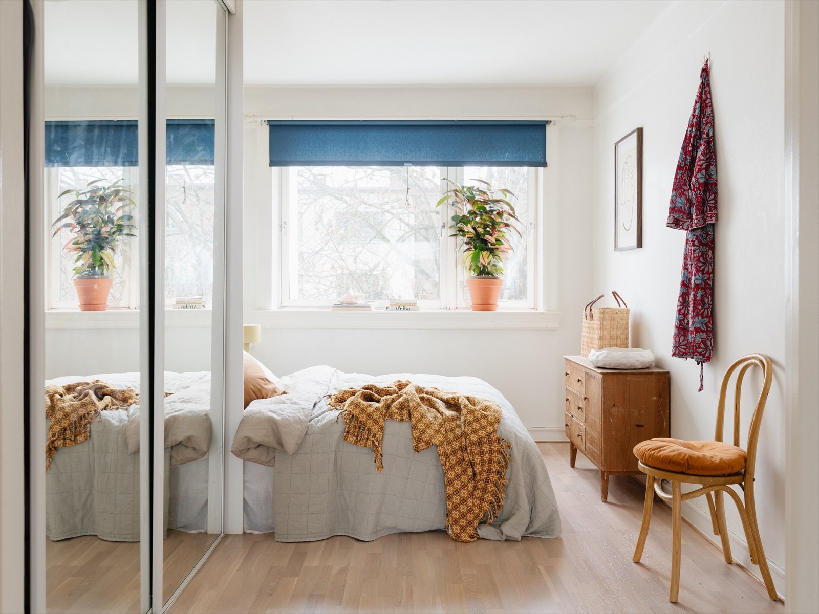 Romslig hovedsoverom med god plass til dobbeltseng. Medfølgende plassbygde skyvedørsgarderober som gir rikelig med oppbevaringsmuligheter Galleribilde