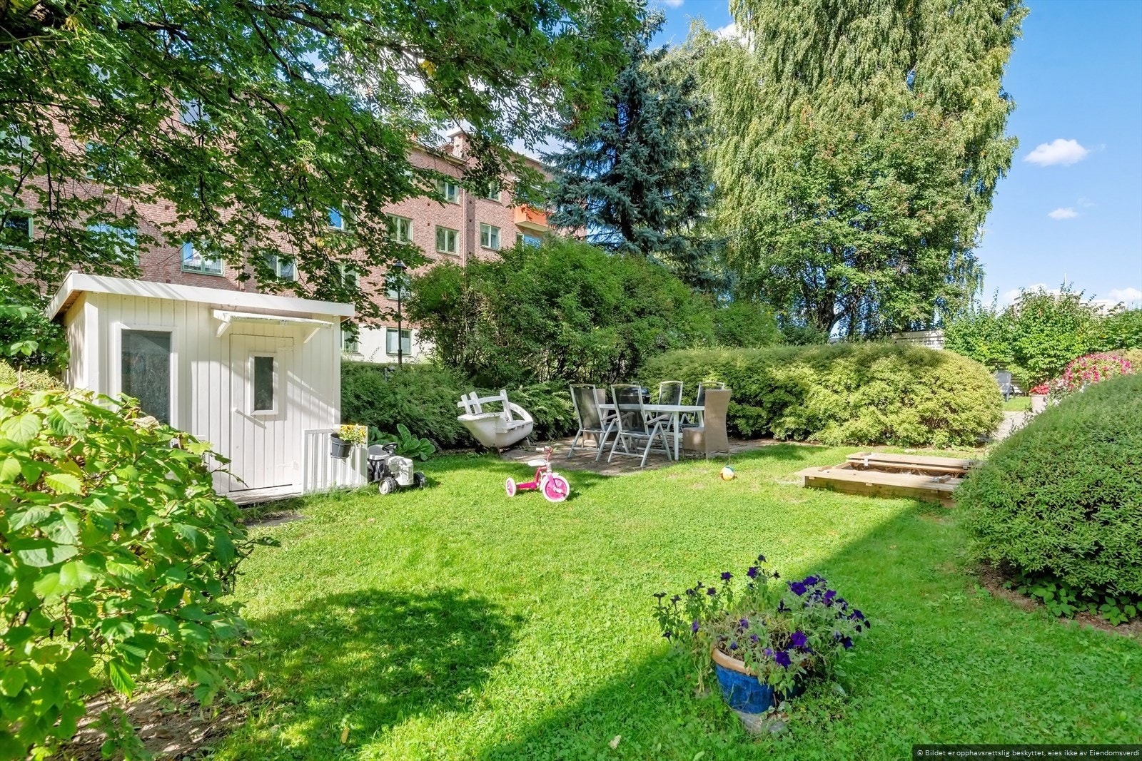 Borettslaget byr på fine og grønne fellesområder Galleribilde