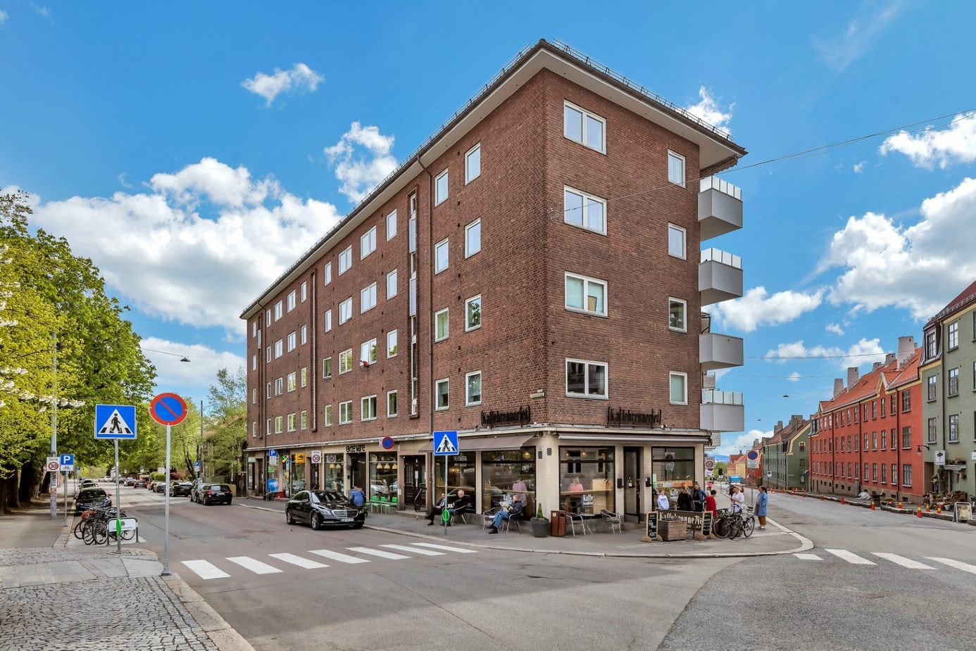 Det er kort gange til hyggelige Sagene som byr på flere koselige kaféer og restauranter som Kaffebrenneriet, Mjøl Bakeri, Sagene Lunsjbar, Jungel Pizza, m.m. Galleribilde