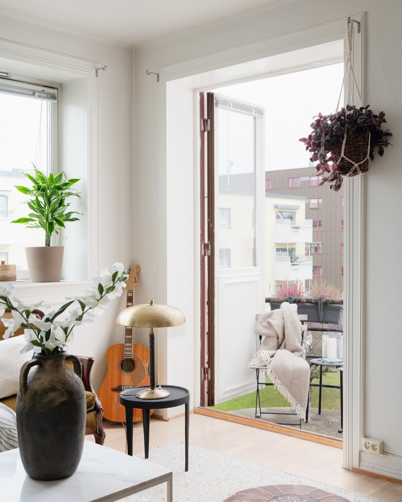 Fra stuen er det direkte utgang til en sørvestvendt balkong. Galleribilde