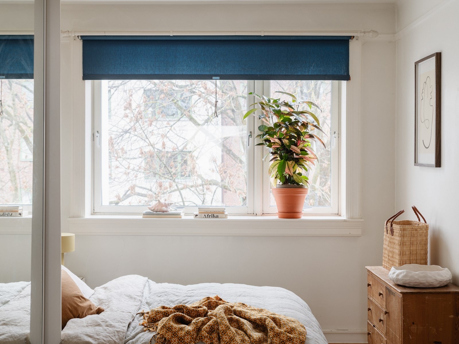 Soverommet vender ut mot en rolig bakgård Galleribilde