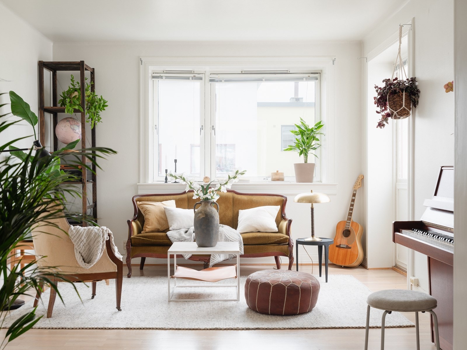 Her er det god plass til sofa og spisebord Galleribilde