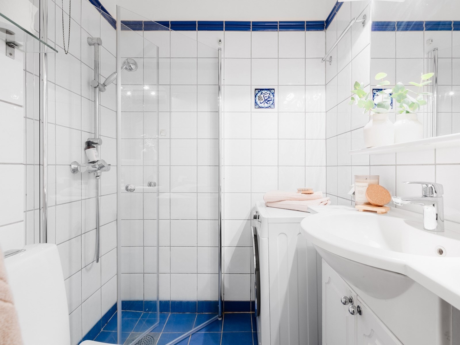 Flislagt bad med gulvvarme og opplegg for vaskemaskin Galleribilde