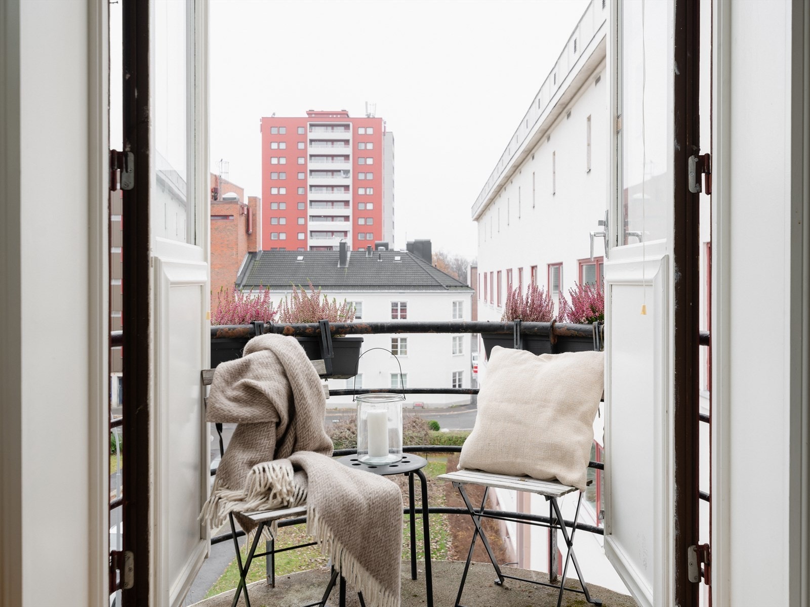 Lys og gjennomgående 3-roms beliggende høyt og fritt i byggets øverste etasje. Galleribilde