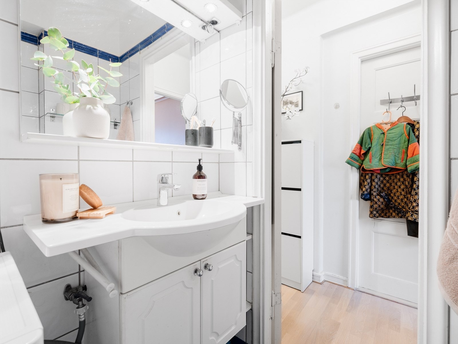 Badet er utstyrt med toalett, servant med underskap, naturlig avtrekk, speil med lys og dusjhjørne Galleribilde