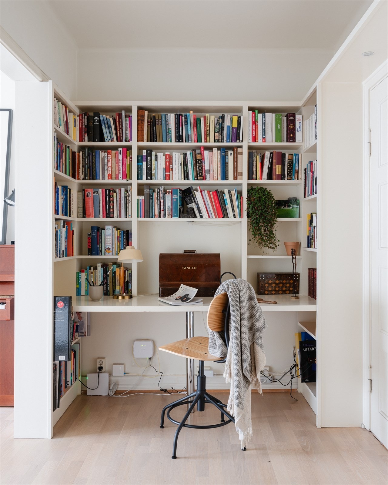 Praktisk løsning med plassbygde bokhyller, som passer god som et kontor. Galleribilde