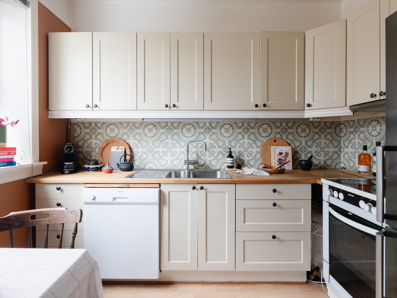 Kjøkkenet er velutstyrt med varmtvannsbereder, mekanisk avtrekksvifte over stekesonen, komfyr og opplegg for oppvaskmaskin. Galleribilde