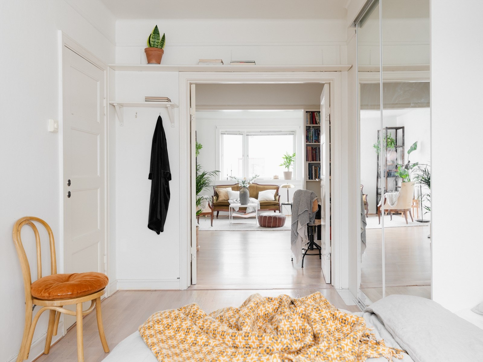 Dobbeltfløyet dør fra stuen til hovedsoverommet. Galleribilde