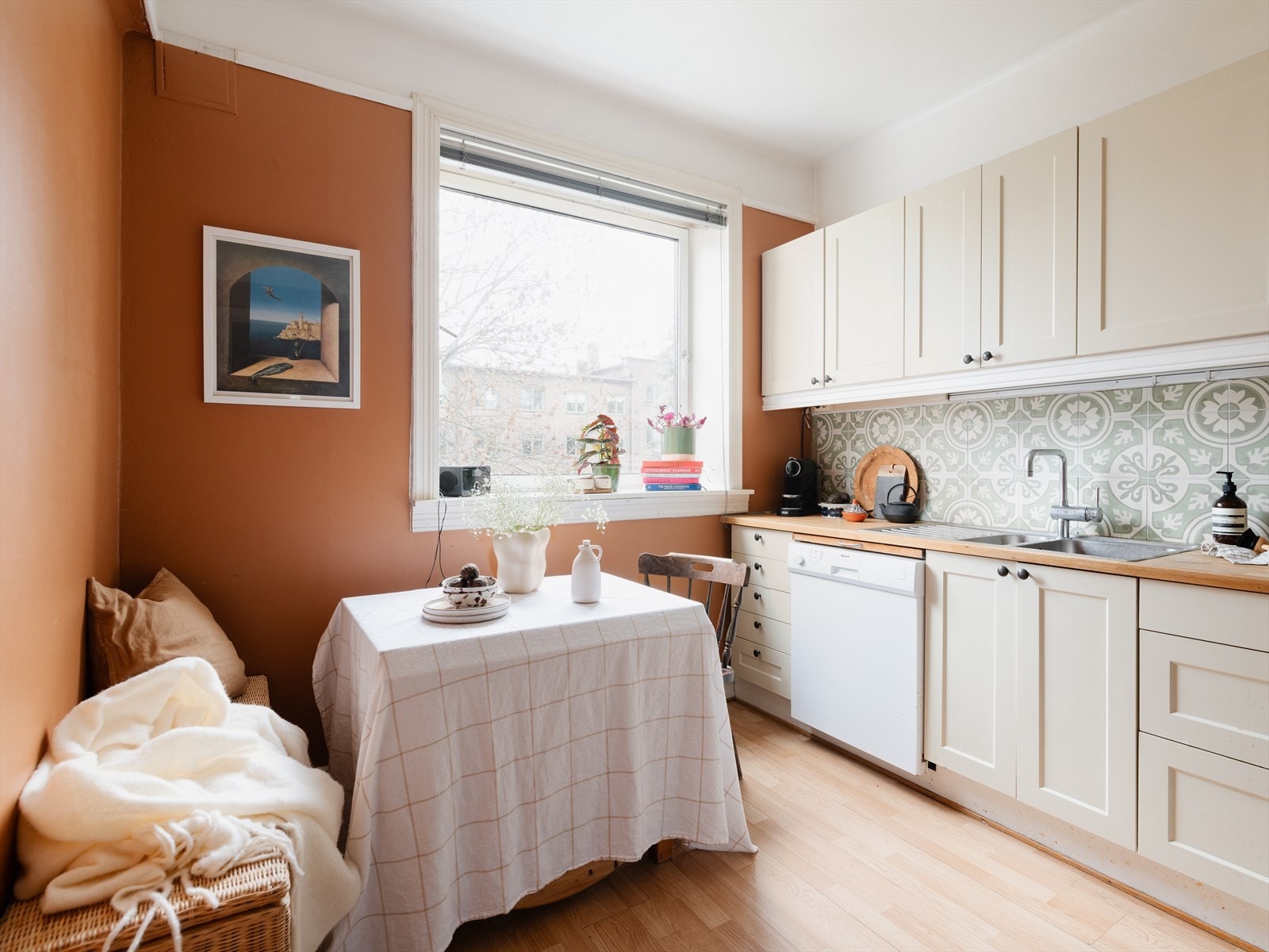 Koselig kjøkken med plass til spisebord Galleribilde