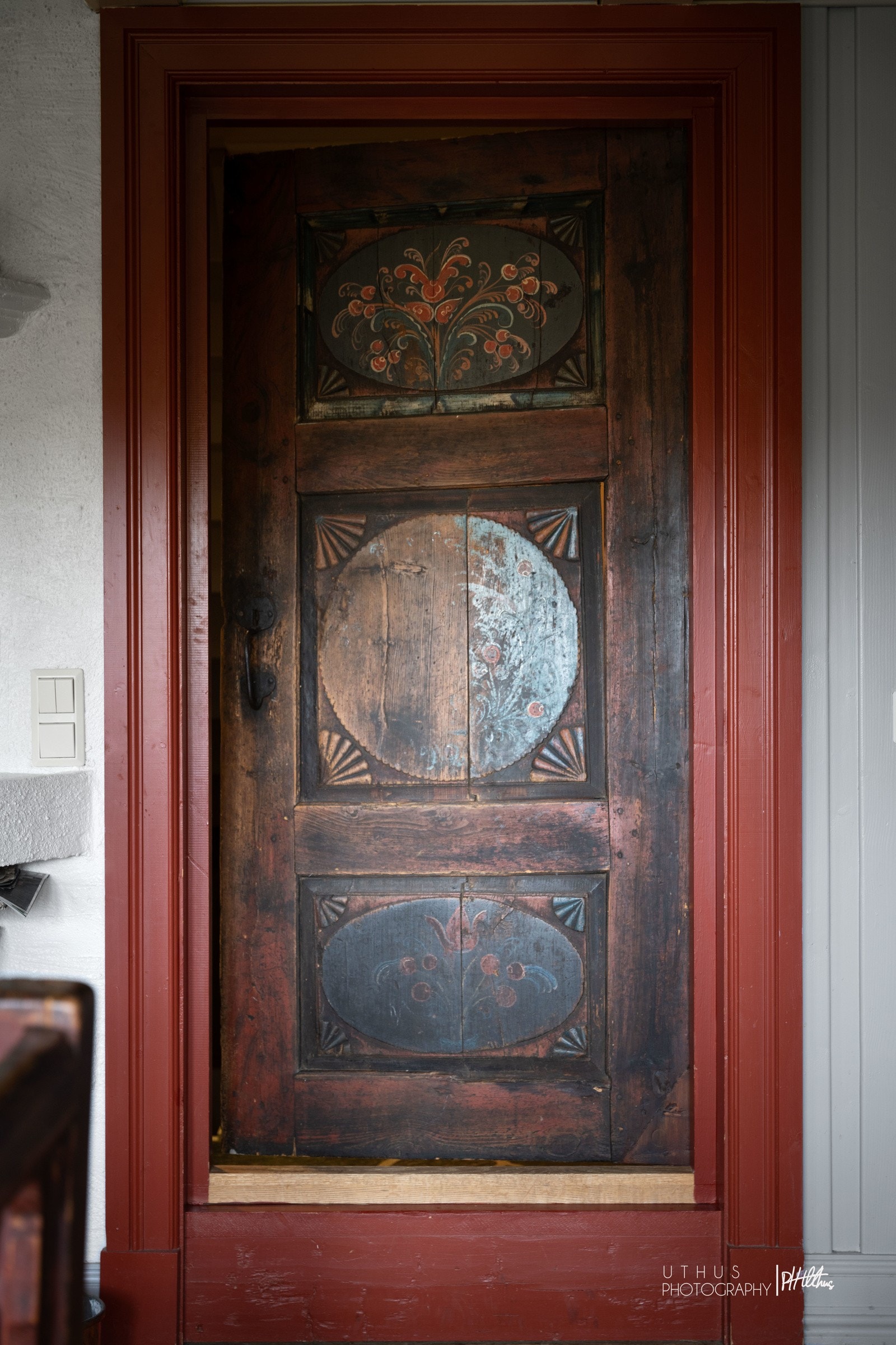 Hytten har tre fine antikke dører Galleribilde