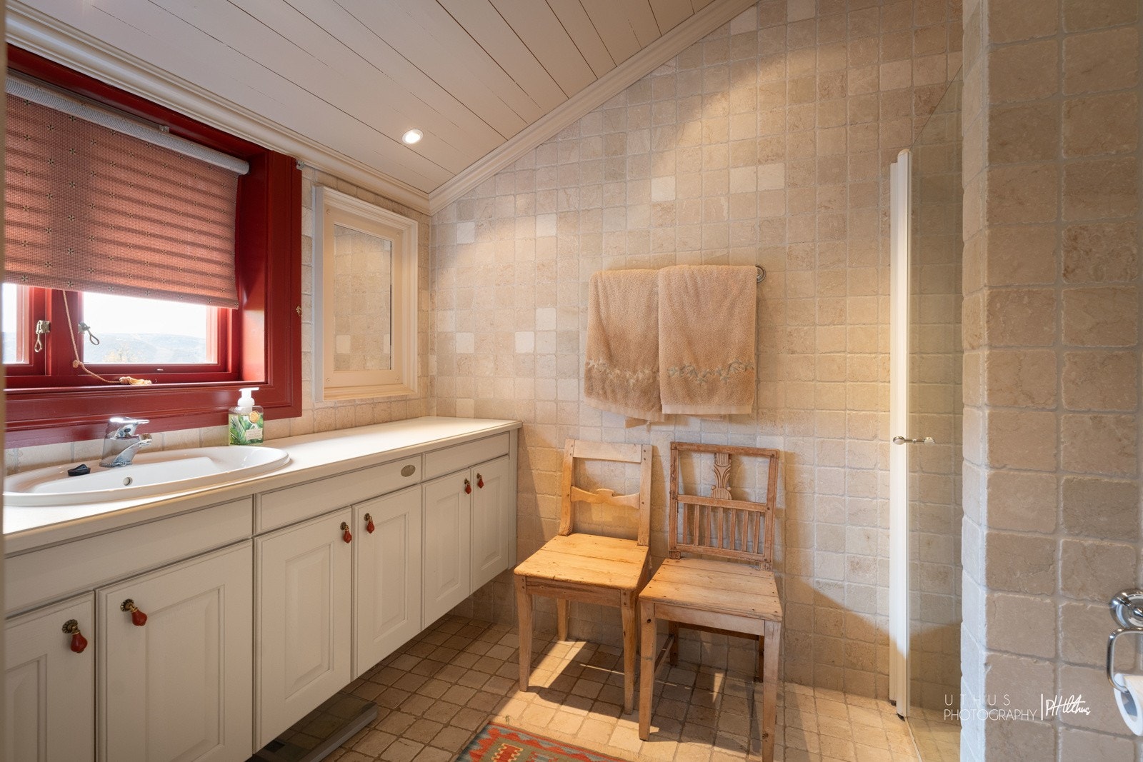 Bad tilhørende soverom i hovedetasje Galleribilde