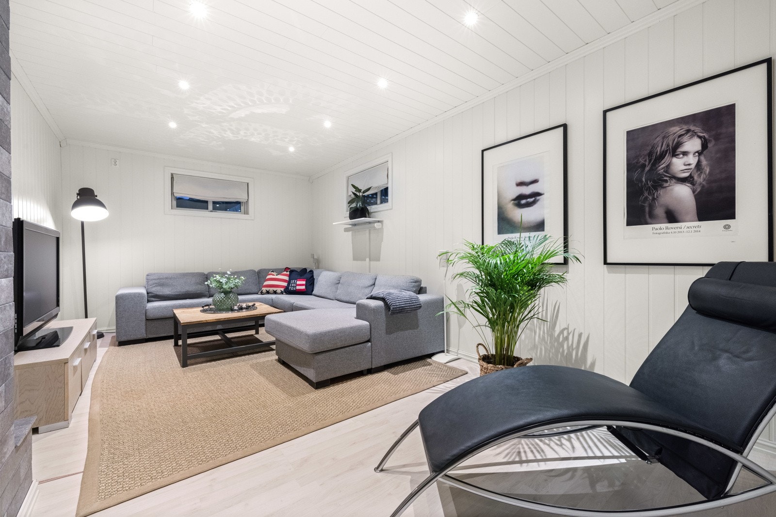 Kjelleren er innredet med boligens tredje stue som gir ekstra spillerom for storfamilien og passer ypperlig for familiens tenåringer. Galleribilde