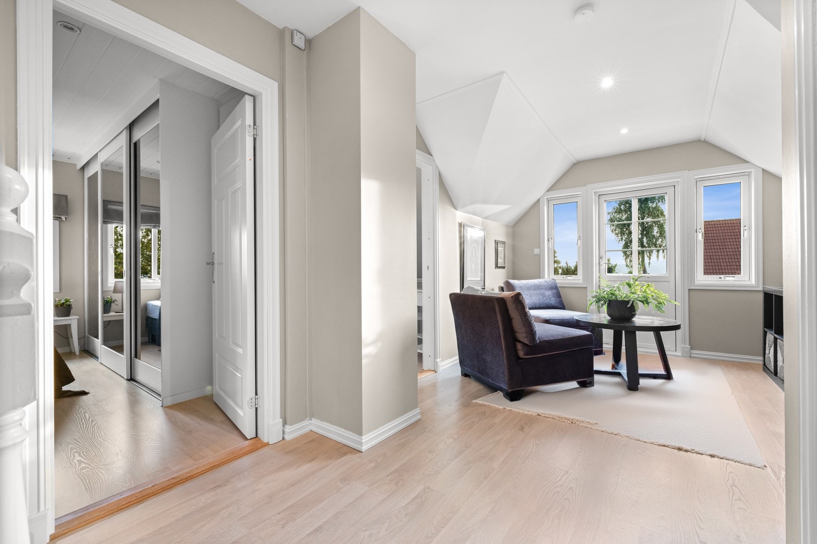 Denne stuen har adkomst til balkongen på ca. 7 kvm og har god plass til en sofagruppe med tilhørende møblement. Galleribilde