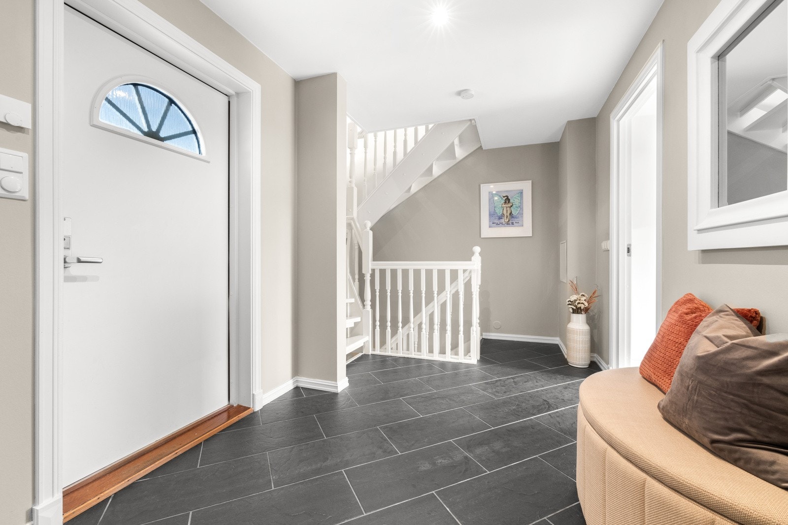 Fra entréen har du adkomst til toalettrommet, samt en bod for lagring av sko og annet yttertøy og trappen som leder til boligens øvrige plan. Galleribilde