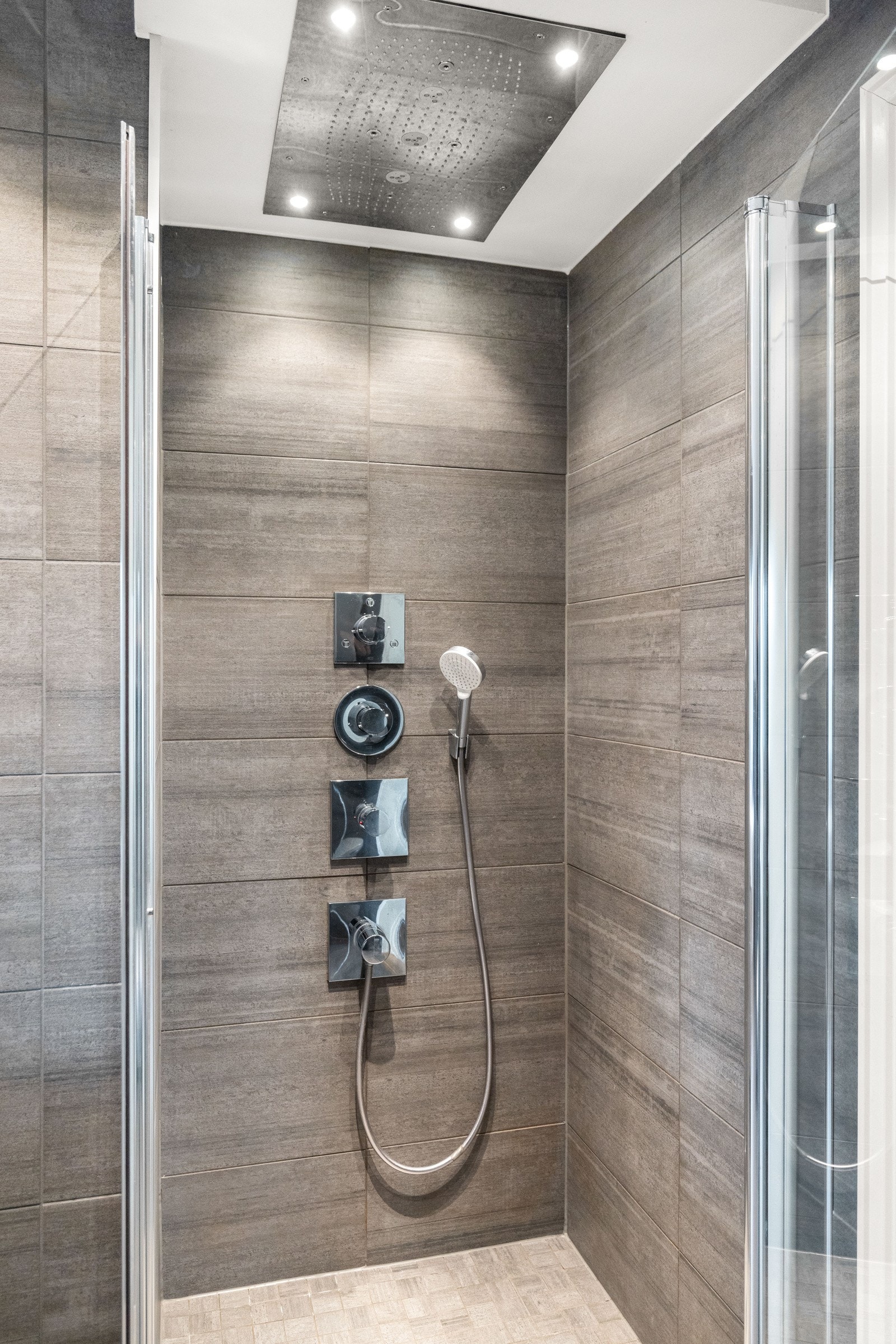 Dusjhjørne er tilkoblet regnfallsdusj og hånddusj som gir badet det lille ekstra. Galleribilde