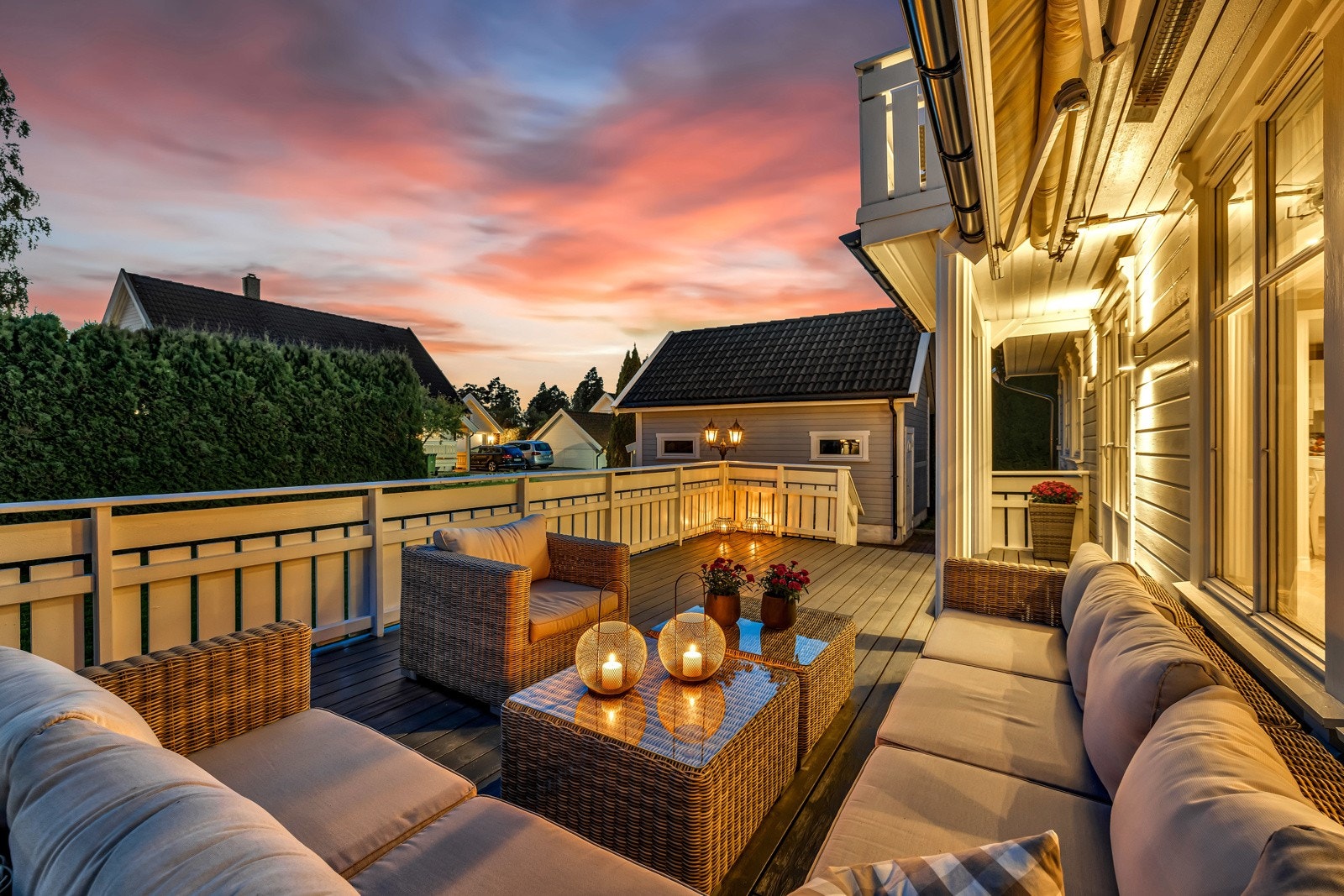 På balkongen er det god plass til flere sittegrupper og grill. Galleribilde