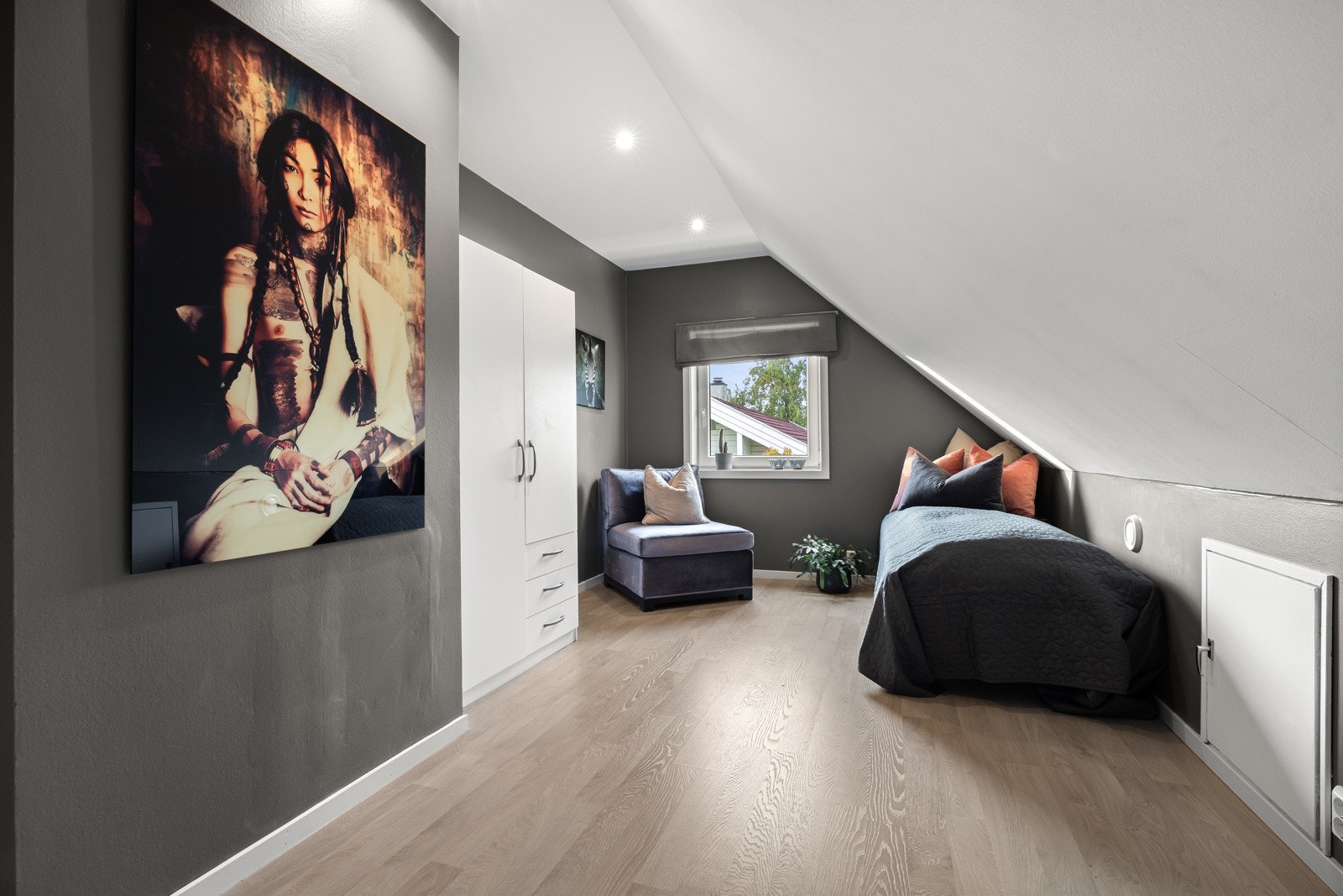 Soverom 2 er malt i en mørk gråfarge og passer yppelig som barnerom, gjesterom eller hjemmekontor. Her har du god plass til seng med tilhørende møblement, garderobe og en skrivepult. Galleribilde