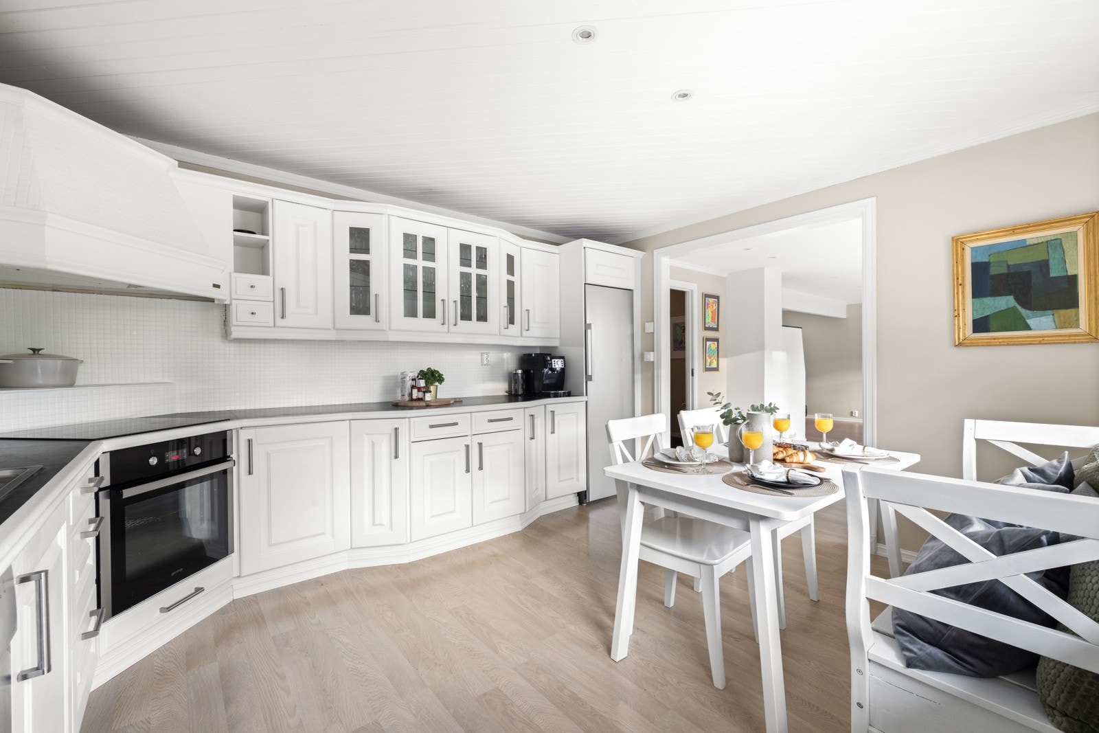 Kjøkkenet innbyr til matlaging og har rikelig med oppbevaringsplass i skap og skuffer. Galleribilde