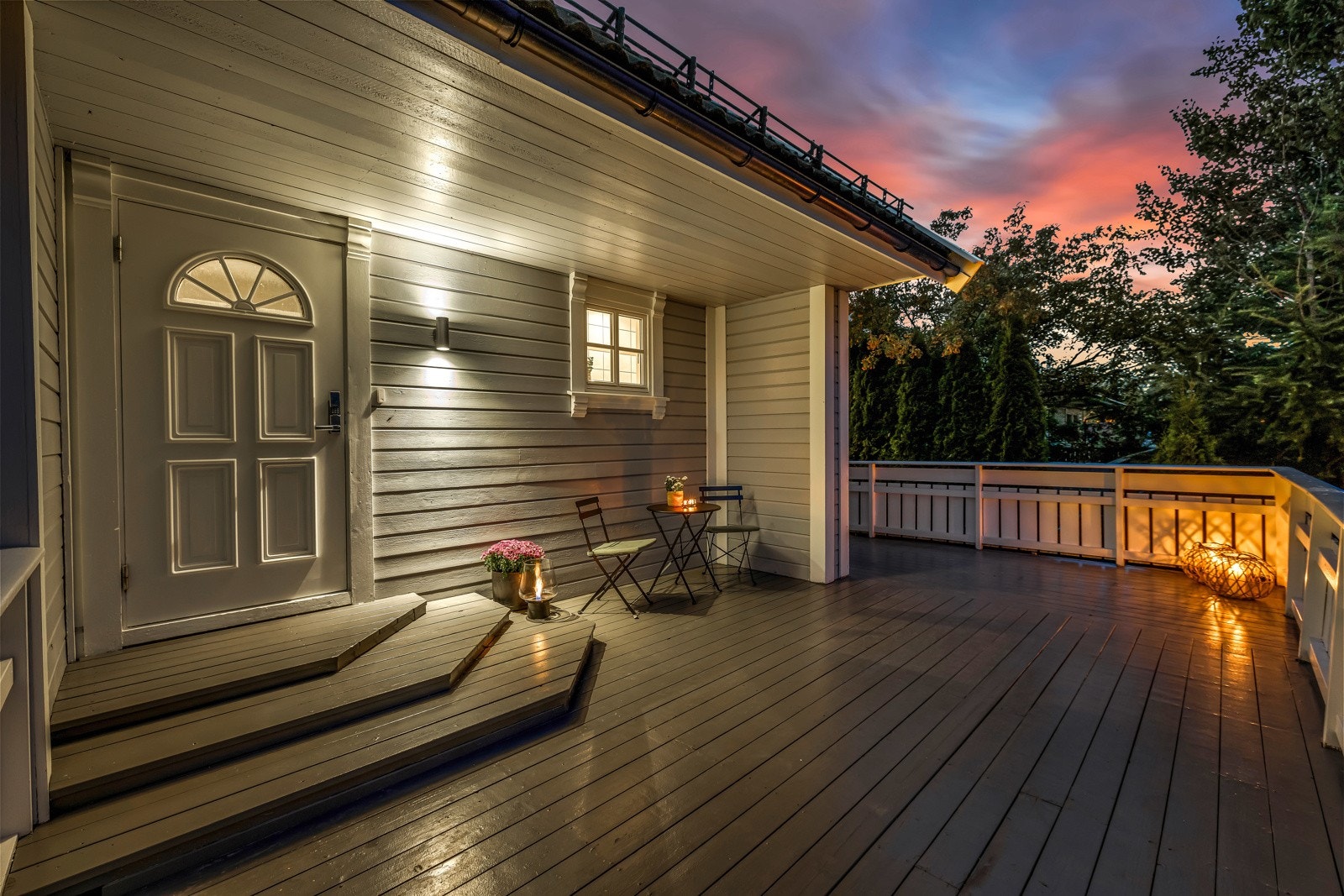 Boligen har et svært hyggelig og innbydende inngangsparti med adkomst via en delvis overbygd terrasse på baksiden av huset. Galleribilde