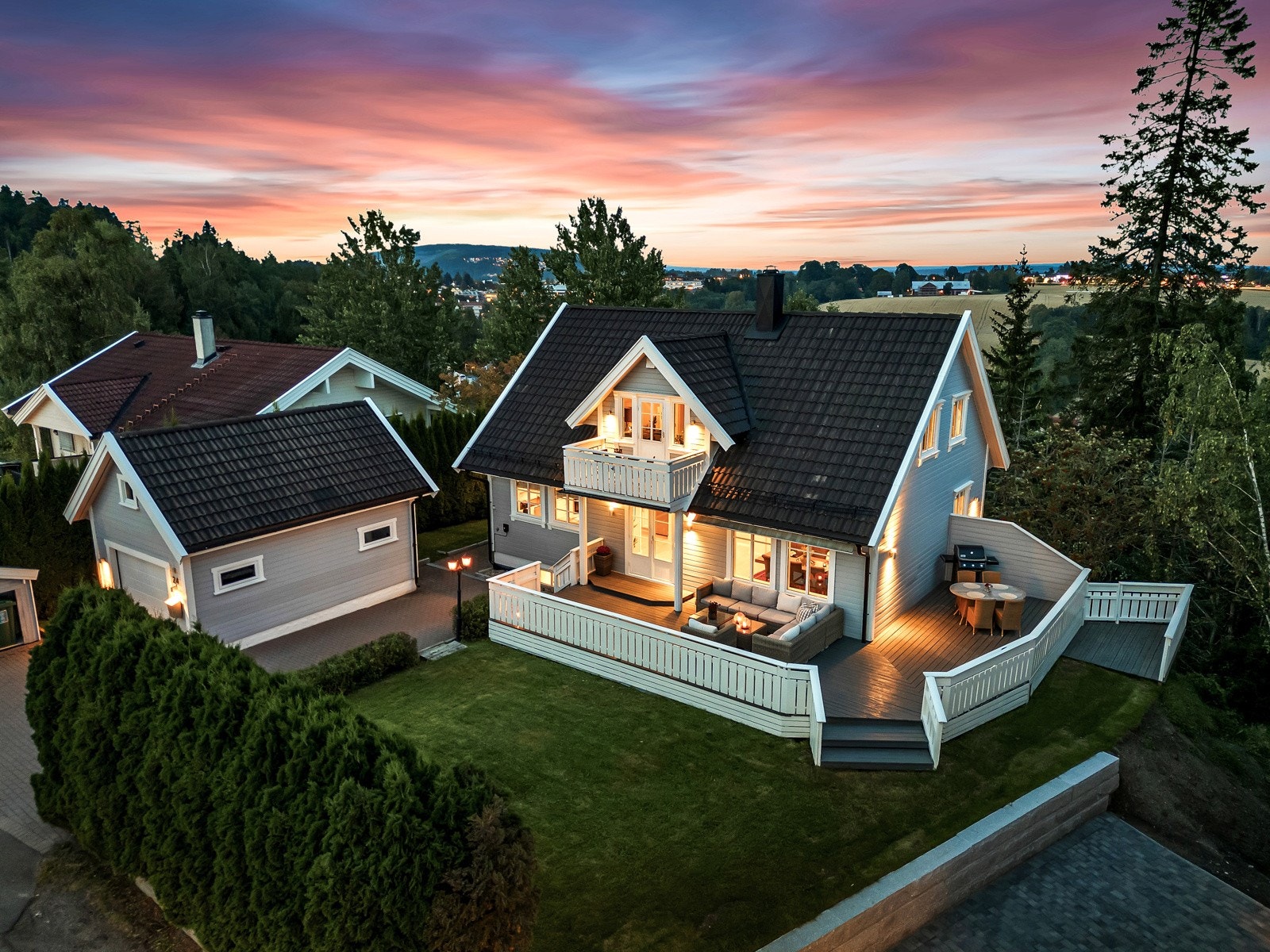 Eiendommen har tilnærmet flat hage og flere solrike terrasser og balkong. Galleribilde