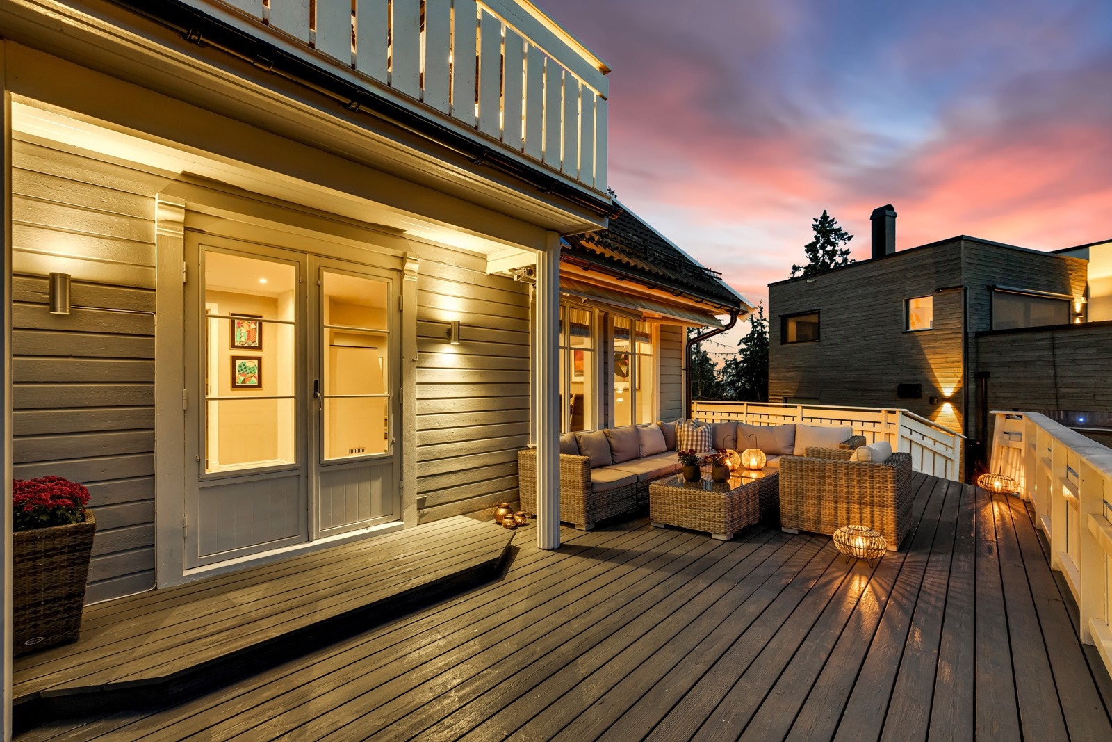 Fra terrassen har du god overikt over hagen og enkel adkomst til stue og kjøkken. Galleribilde