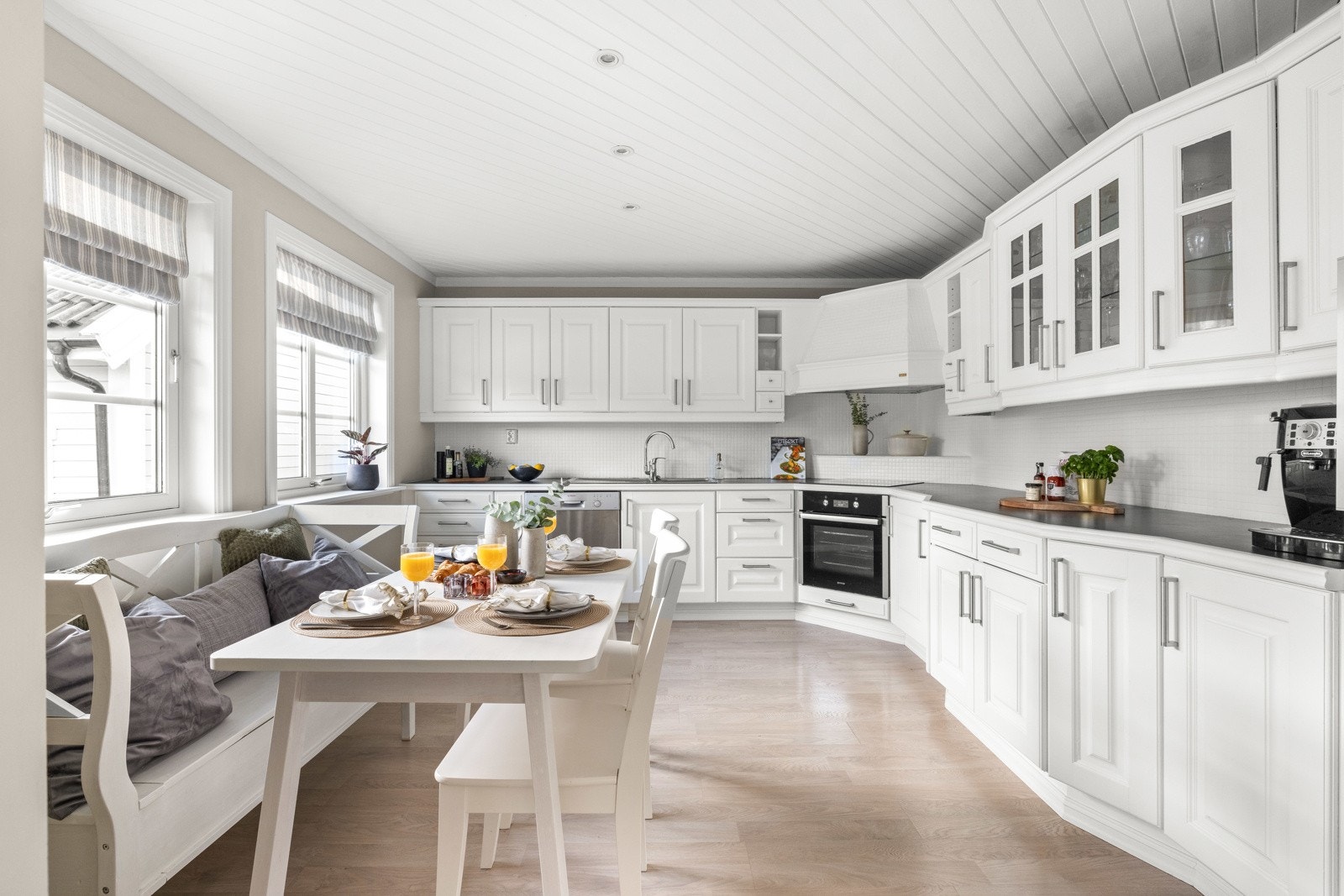 Rommet har to store vinduer som gir rikelig med gjennomlysning. Galleribilde