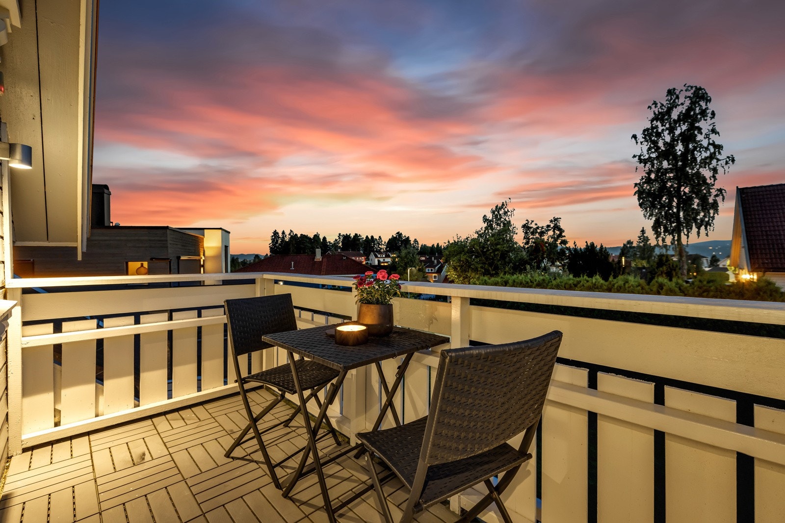 Nyt sene kvelder eller tidlige morgener med utsikten fra andre etasje. Galleribilde