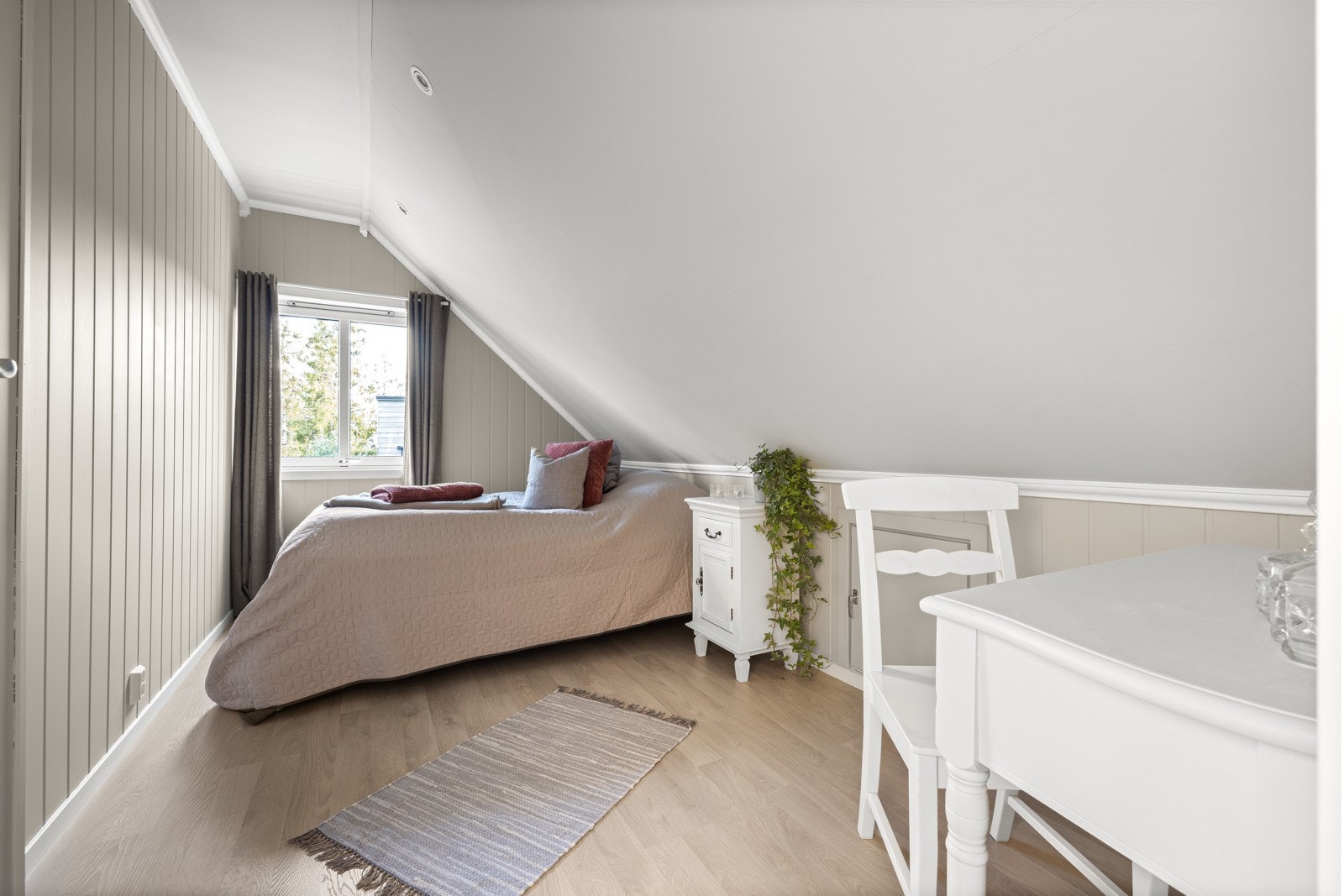 Soverom 3 har malte panelvegger i en beige farge. Himlingen er hvit med downligts og også her har du god plass til seng og garderobe. Galleribilde