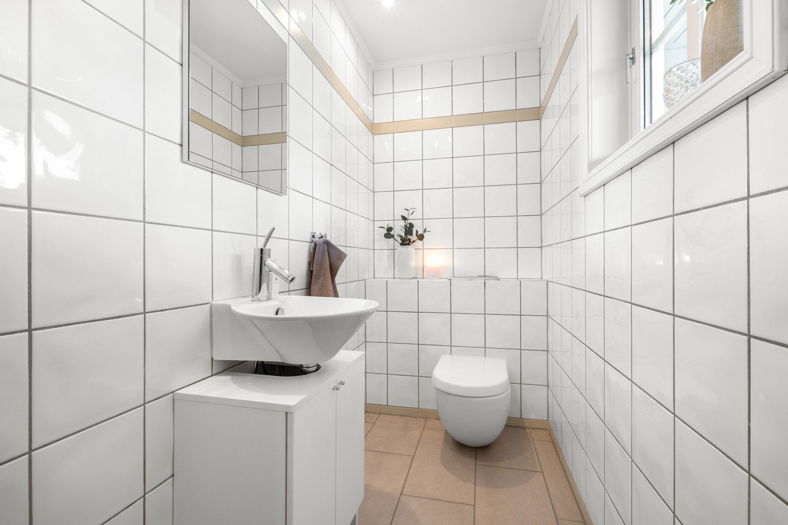 I første etasje i tilknytning til entréen ligger det første toalettrommet. Dette rommet er svært praktisk ved store selskaper. Galleribilde