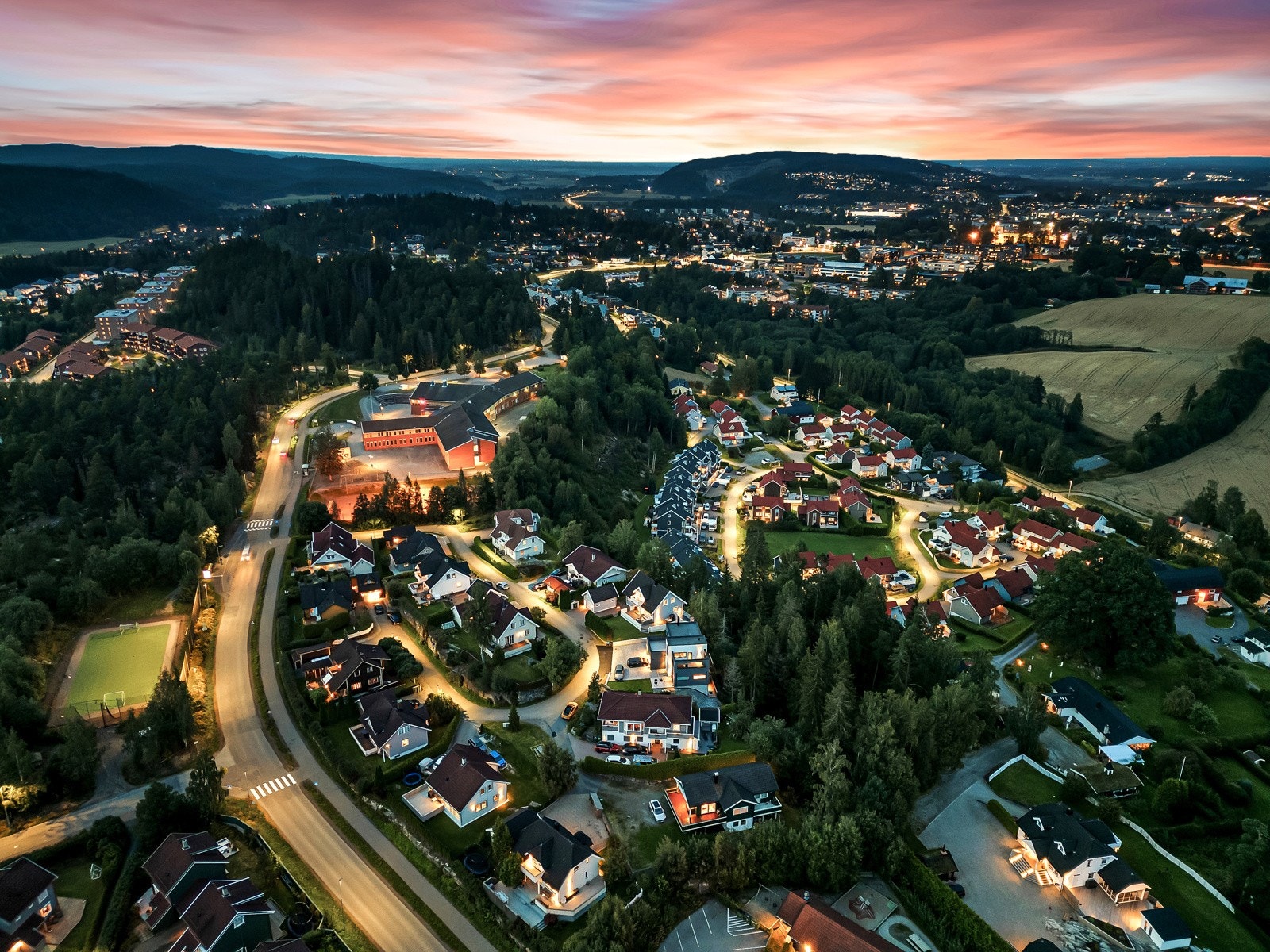 Skoler, barnehager og fritidstilbud ligger en kort spasertur fra boligen. Galleribilde
