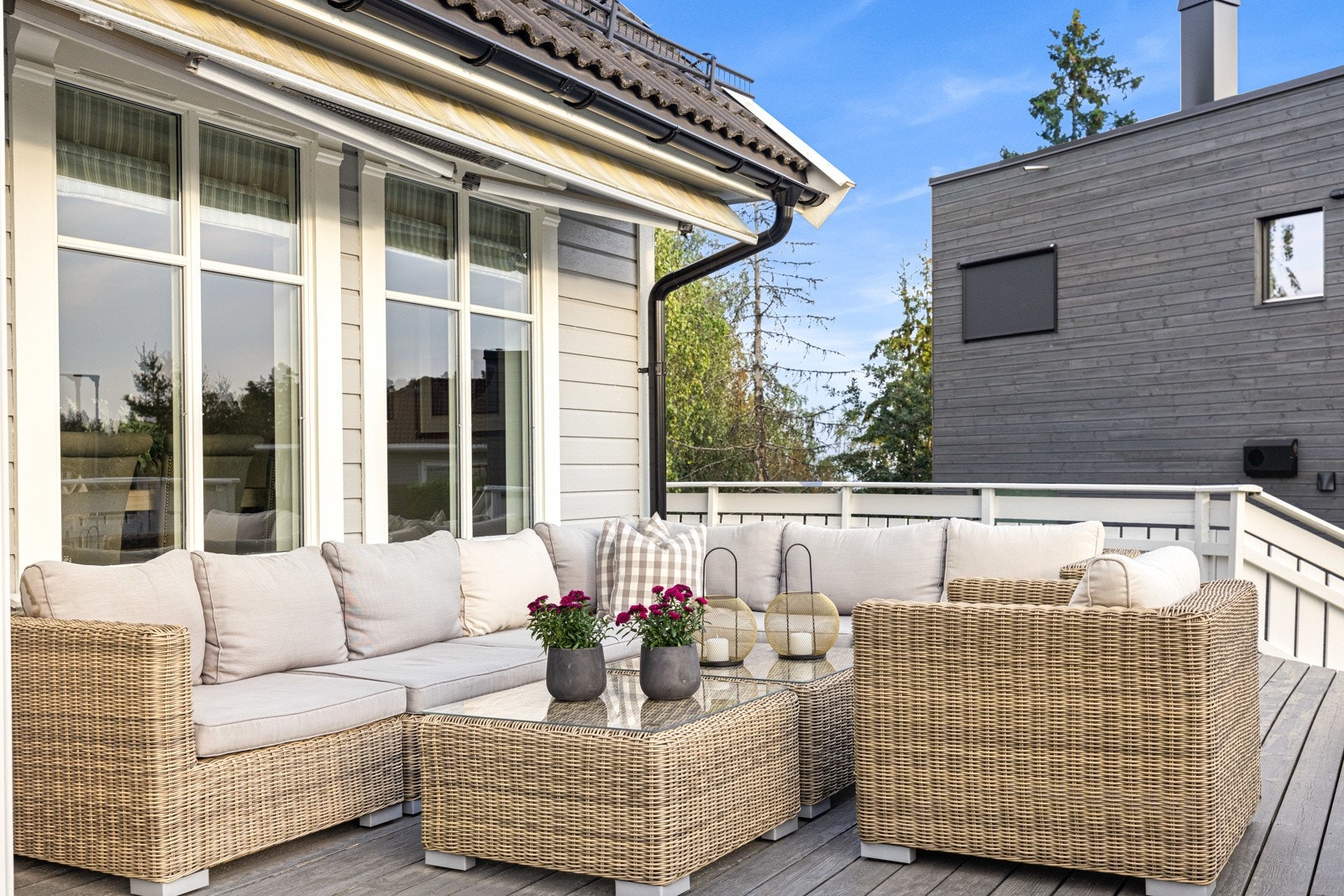 Terrassen er stor og har god plass til flere sittegrupper. Galleribilde