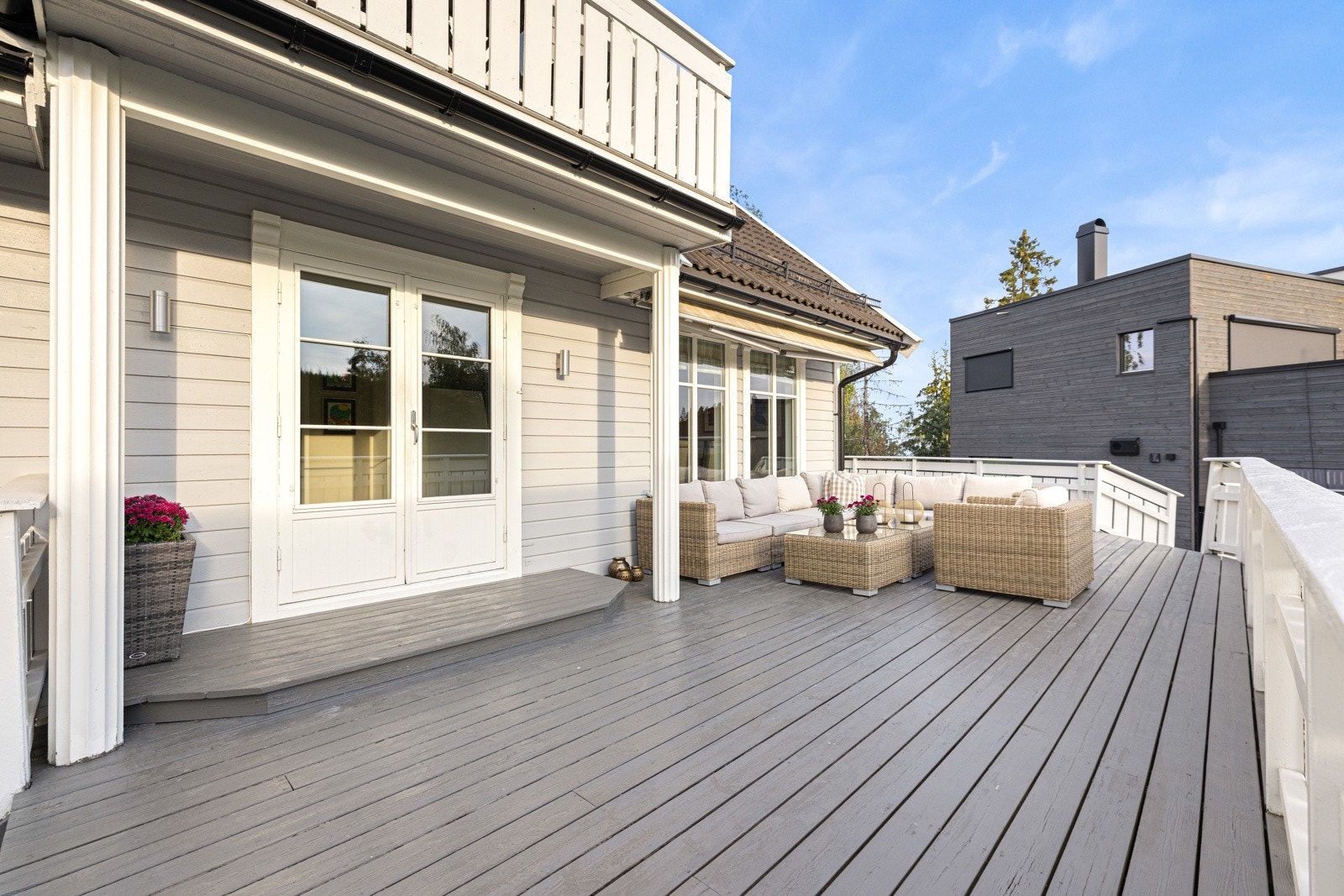 Boligen har totalt ca. 102 kvm terrasse tilknyttet 1. etasje. Galleribilde